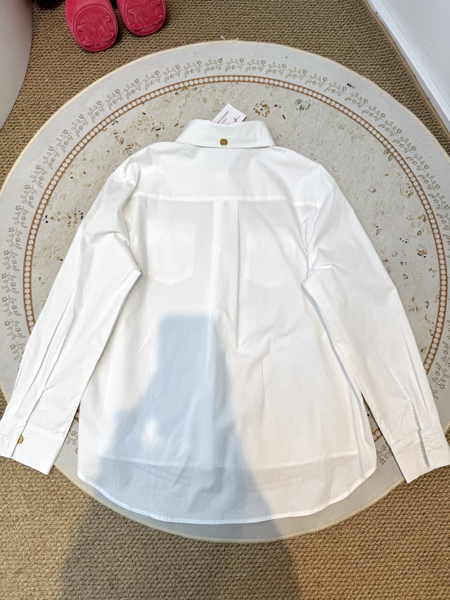 Schiaparelli（夏帕瑞丽）衬衫经典翻领衬衫，落肩剪裁搭配弧形下摆，兼具休闲感与造型性，适配多种