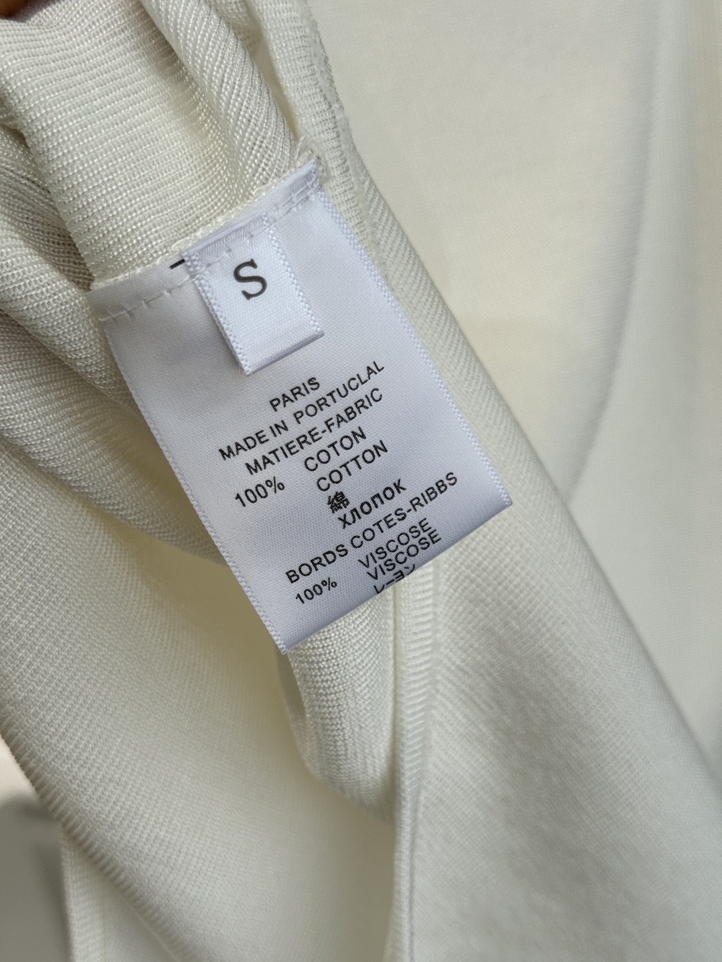 Self-Portrait针织连体衣采用翻领+金属纽扣的经典设计，修身剪裁贴合身形，连体式版型能避免穿搭