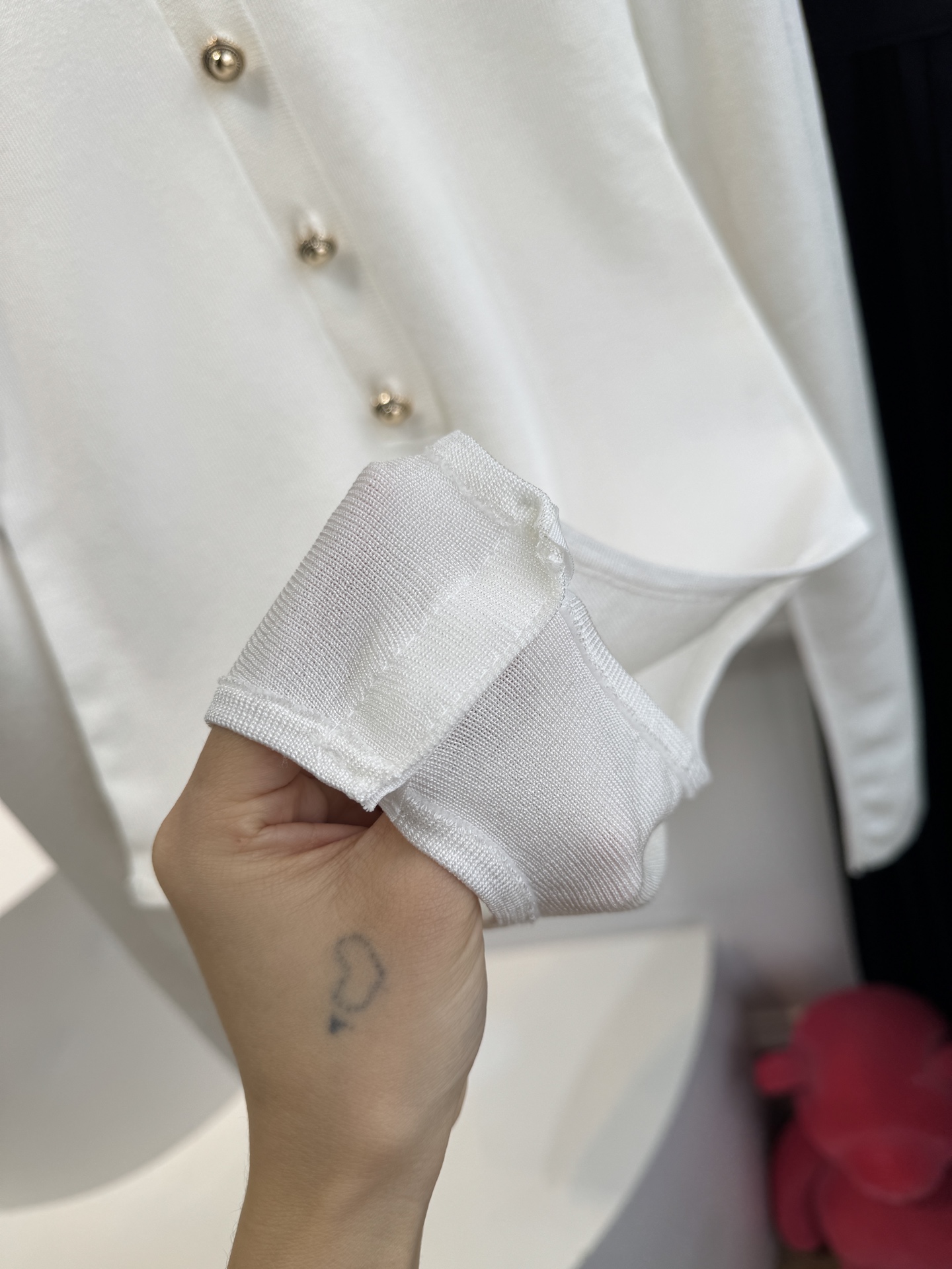 Self-Portrait针织连体衣采用翻领+金属纽扣的经典设计，修身剪裁贴合身形，连体式版型能避免穿搭