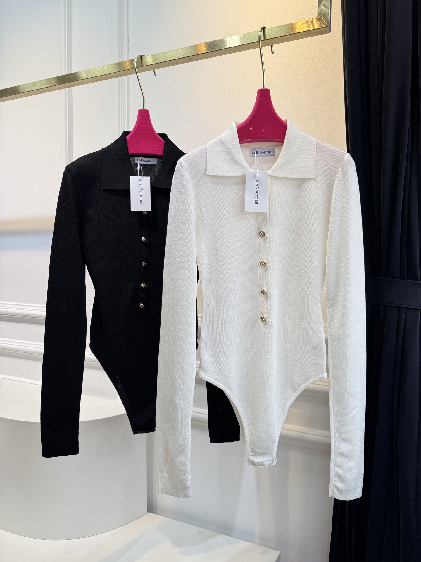 Self-Portrait针织连体衣采用翻领+金属纽扣的经典设计，修身剪裁贴合身形，连体式版型能避免穿搭