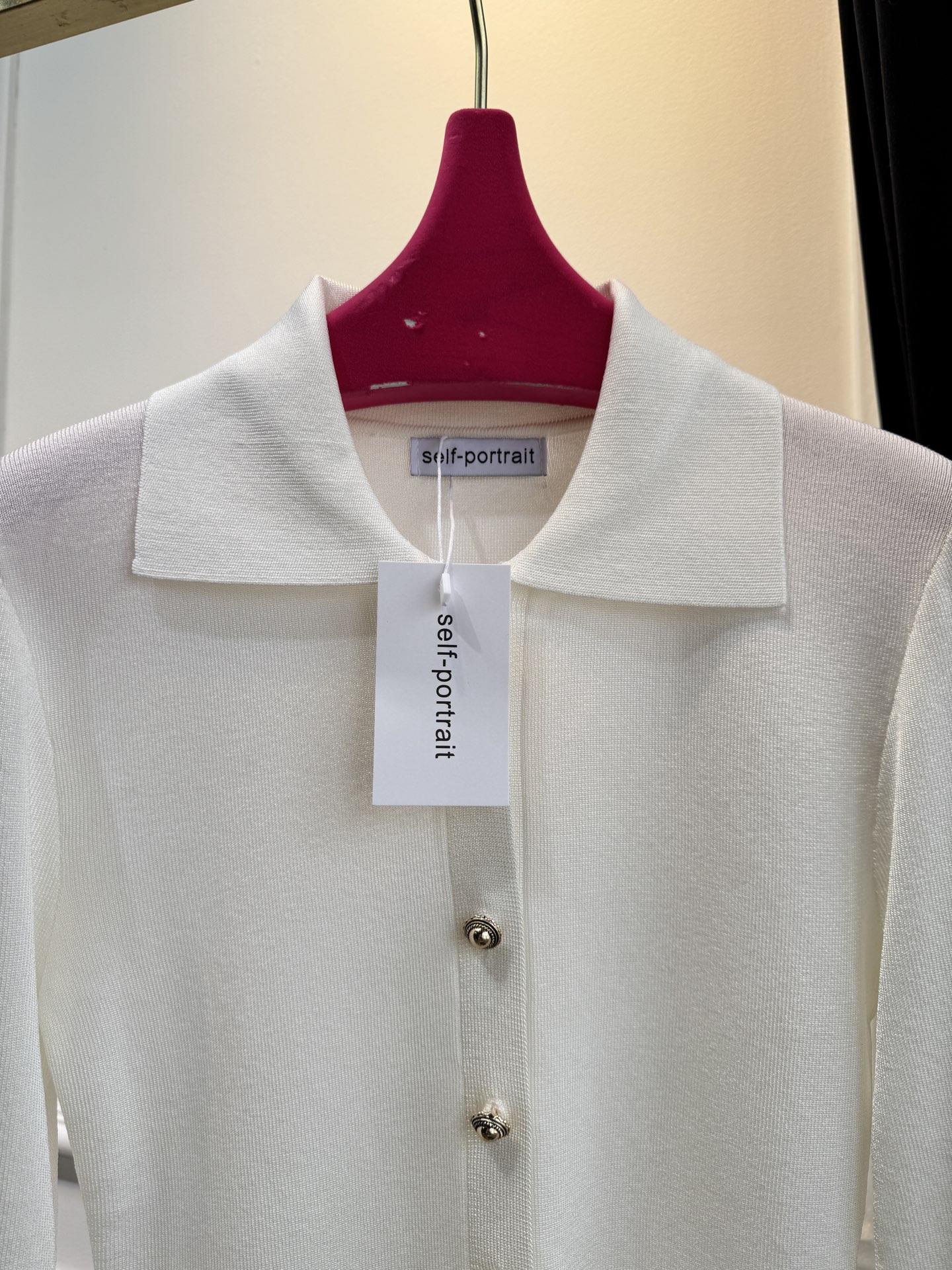 Self-Portrait针织连体衣采用翻领+金属纽扣的经典设计，修身剪裁贴合身形，连体式版型能避免穿搭