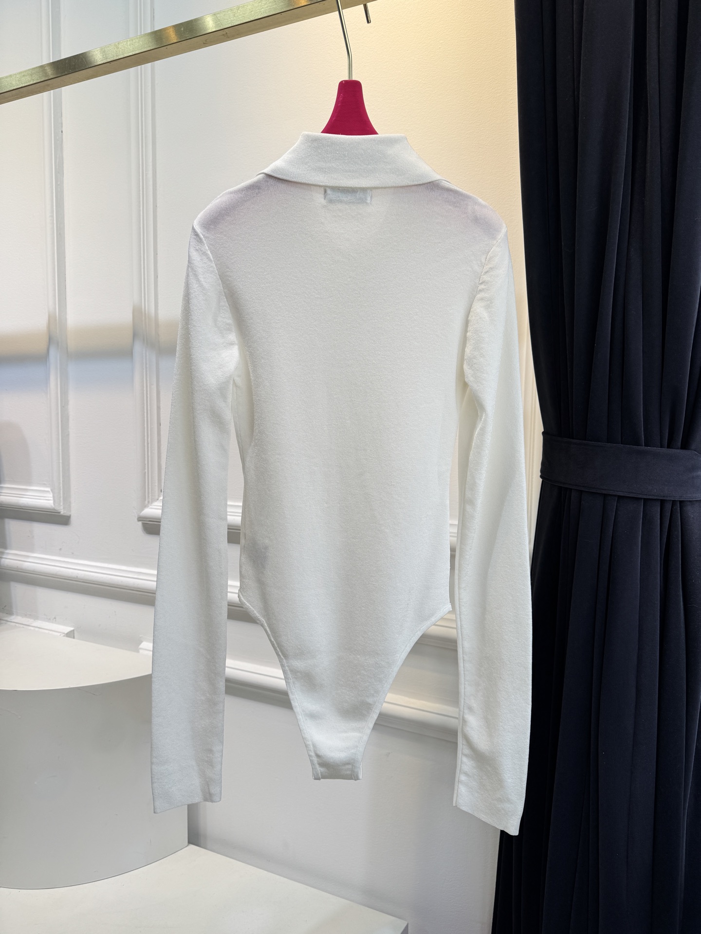 Self-Portrait针织连体衣采用翻领+金属纽扣的经典设计，修身剪裁贴合身形，连体式版型能避免穿搭