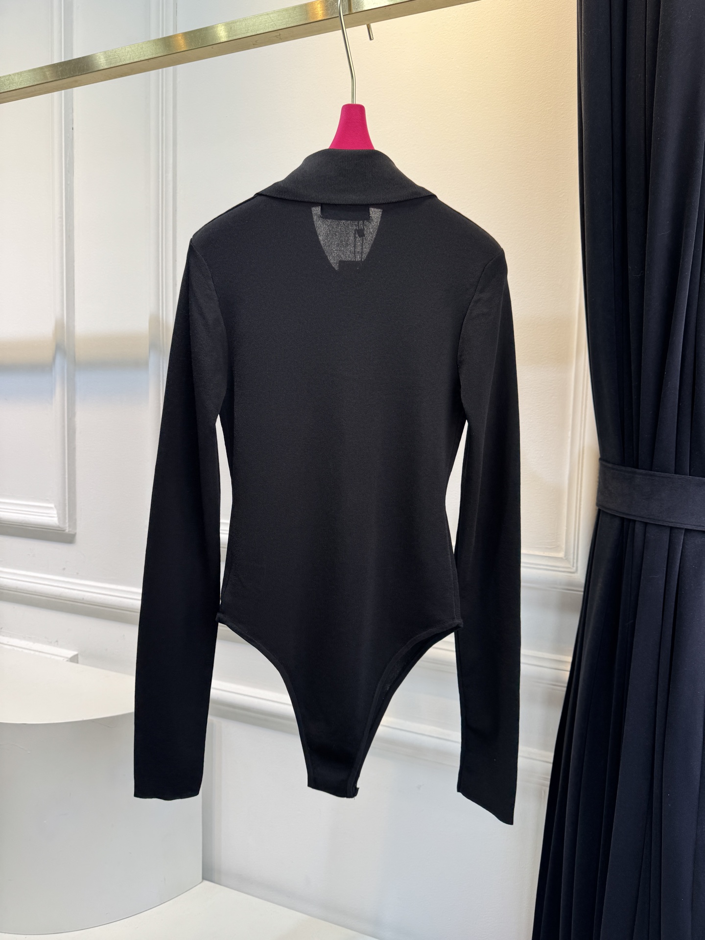 Self-Portrait针织连体衣采用翻领+金属纽扣的经典设计，修身剪裁贴合身形，连体式版型能避免穿搭