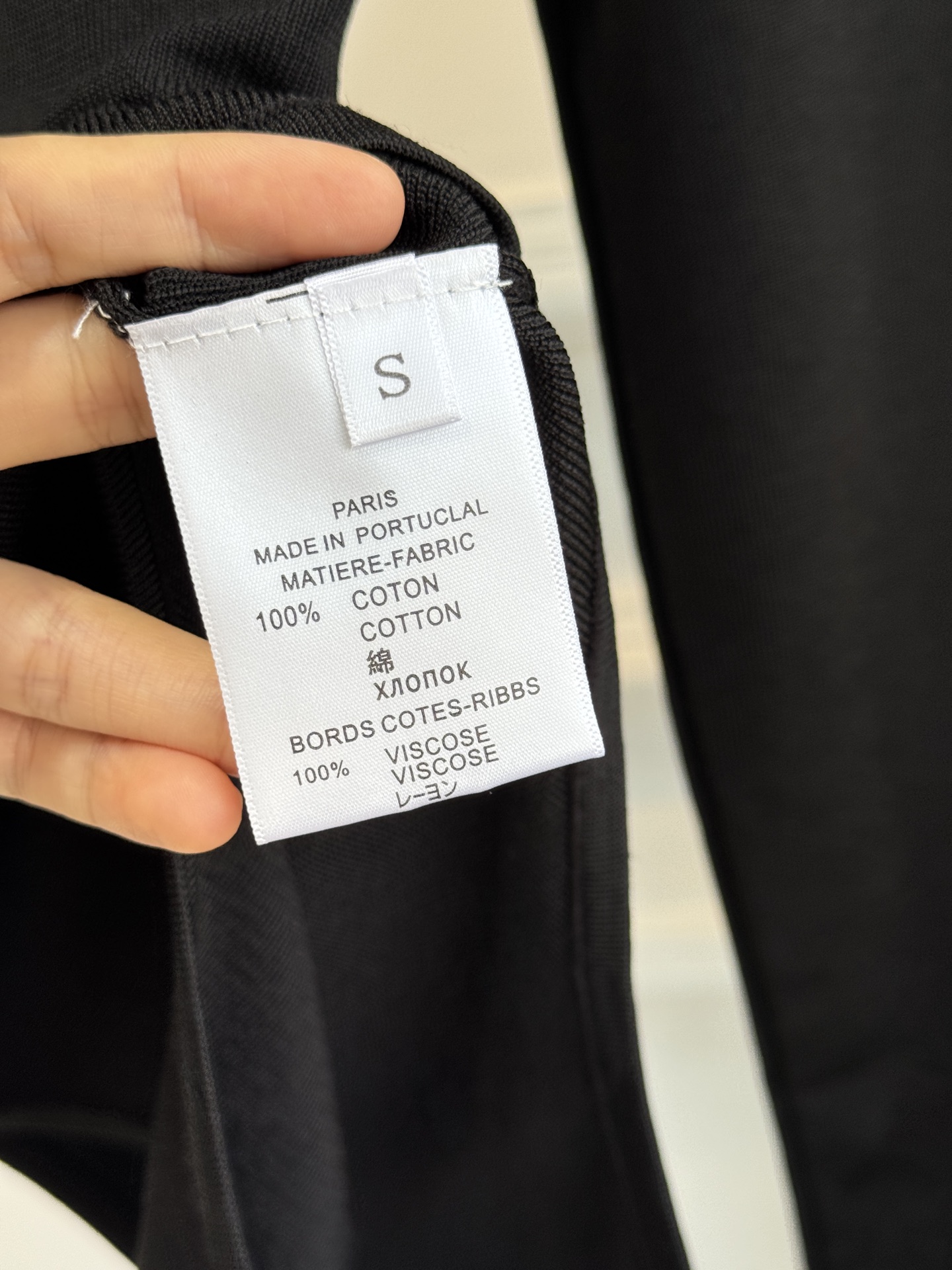 Self-Portrait针织连体衣采用翻领+金属纽扣的经典设计，修身剪裁贴合身形，连体式版型能避免穿搭