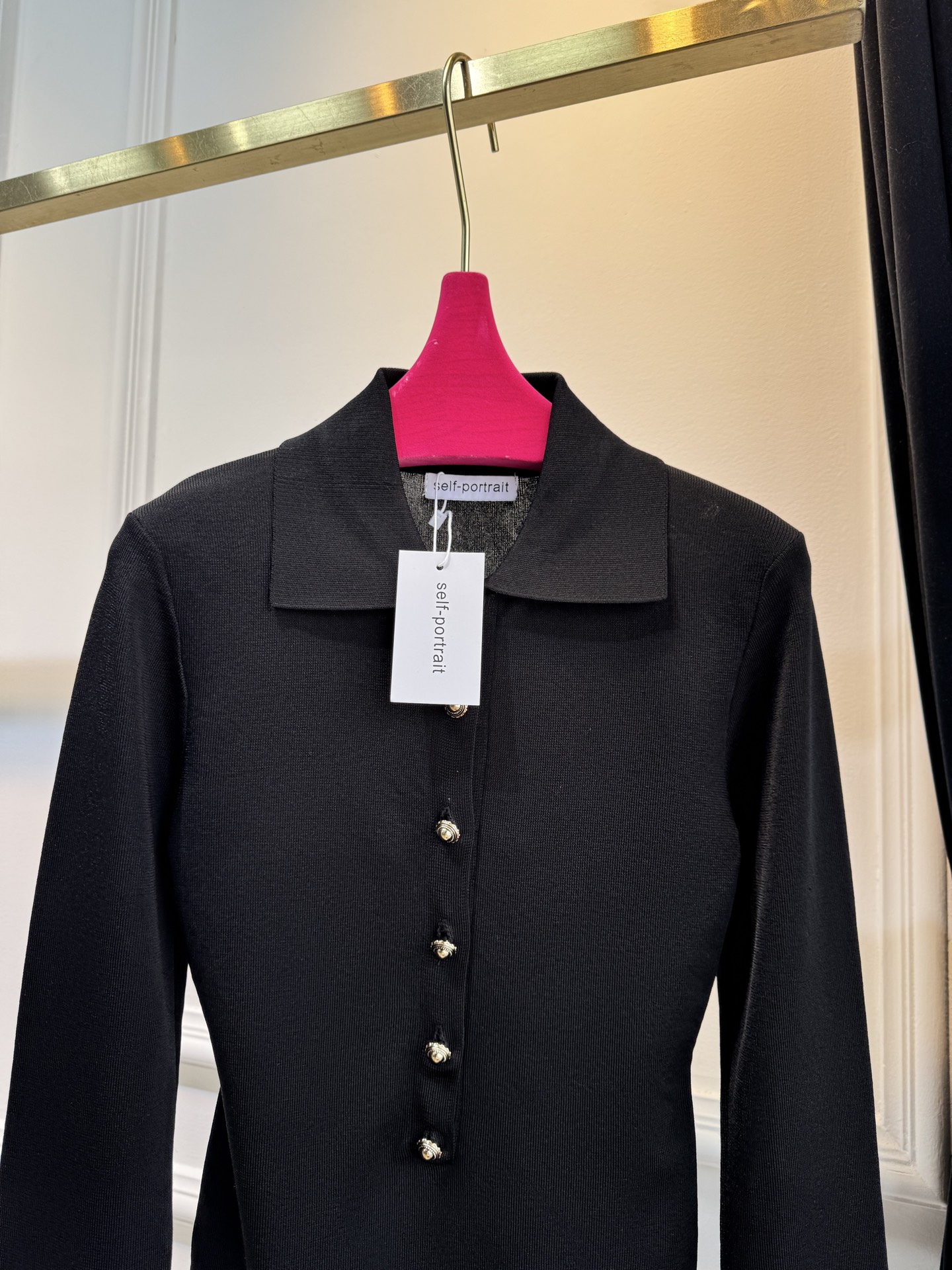 Self-Portrait针织连体衣采用翻领+金属纽扣的经典设计，修身剪裁贴合身形，连体式版型能避免穿搭