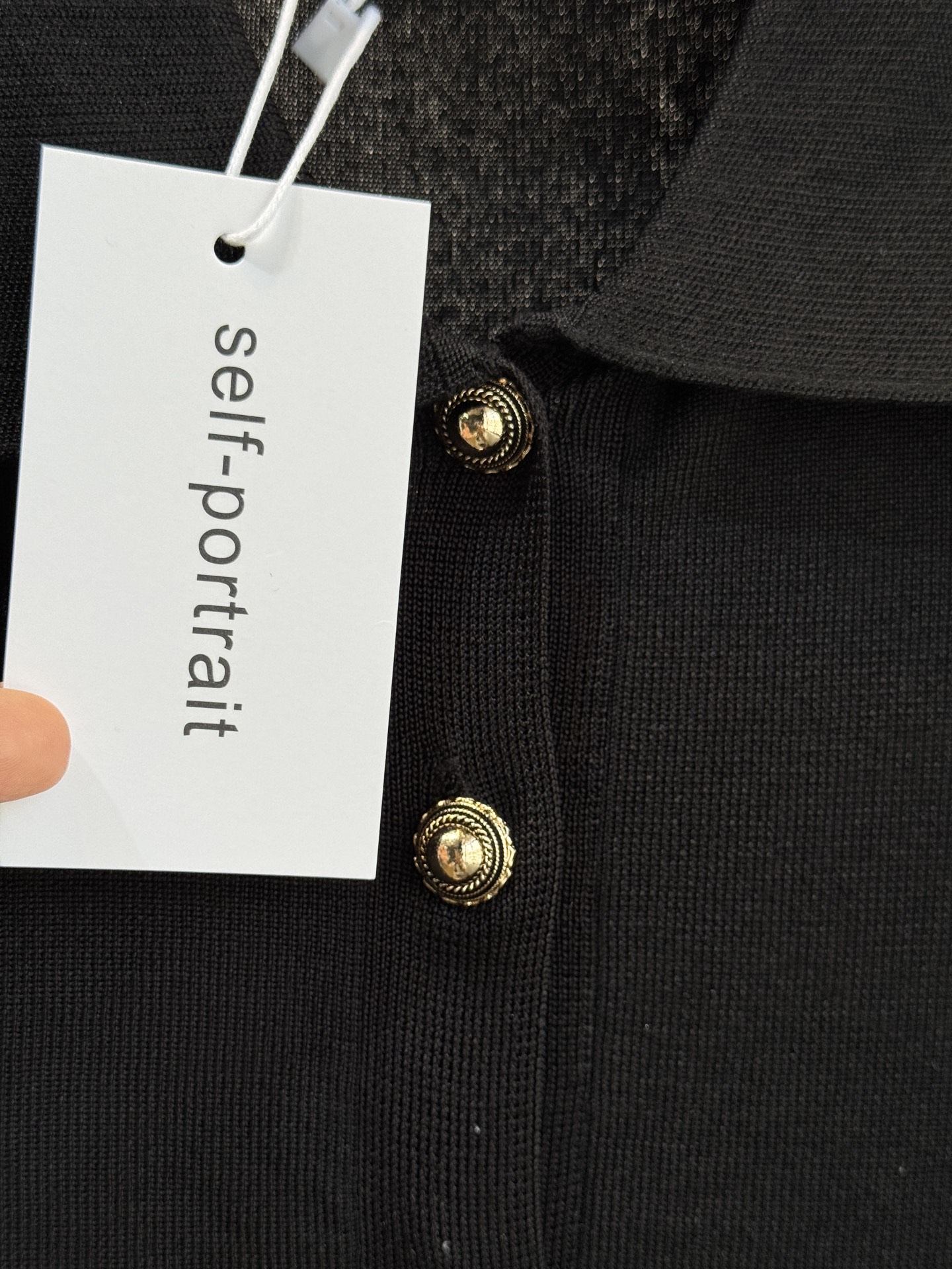 Self-Portrait针织连体衣采用翻领+金属纽扣的经典设计，修身剪裁贴合身形，连体式版型能避免穿搭