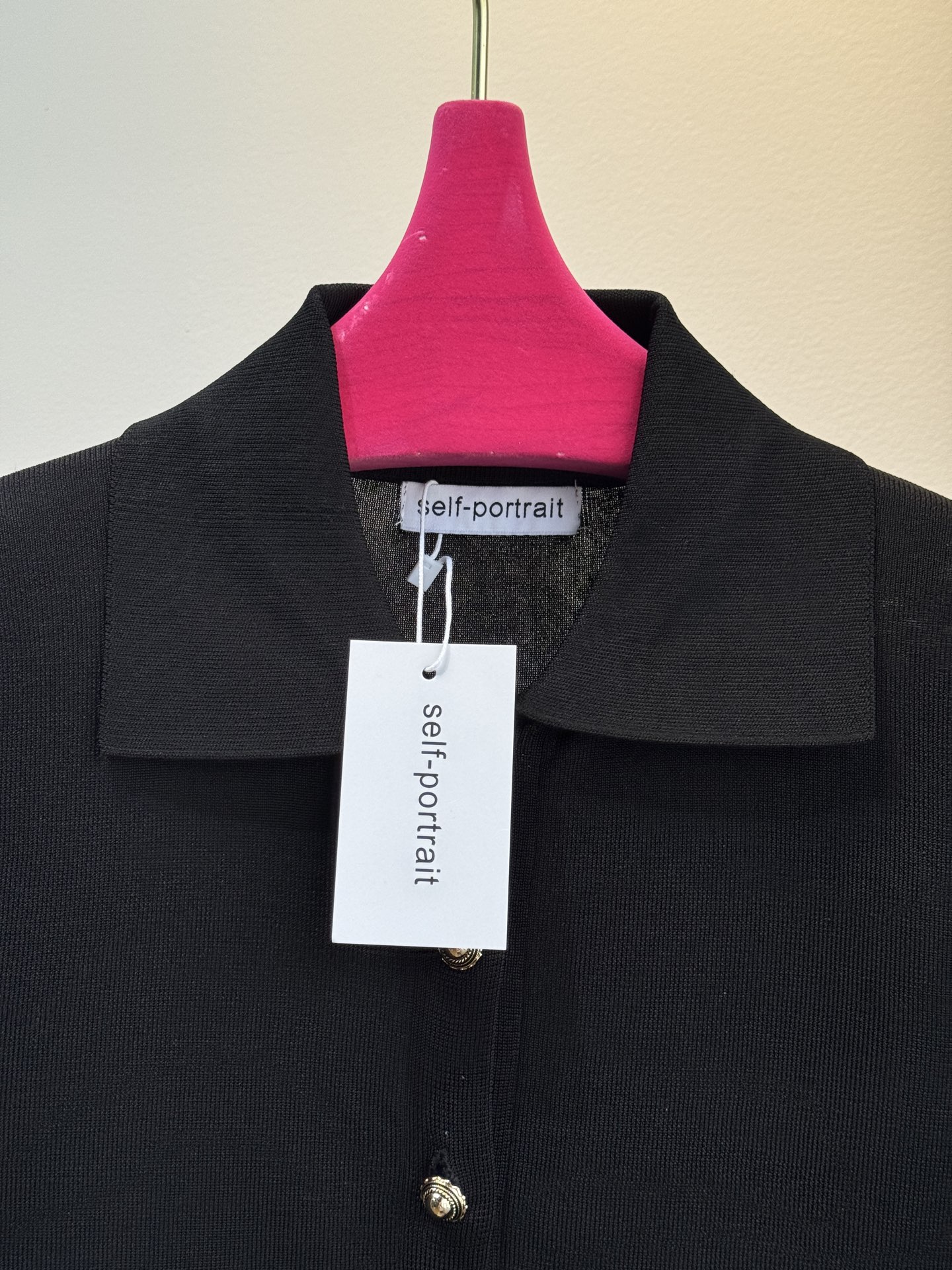 Self-Portrait针织连体衣采用翻领+金属纽扣的经典设计，修身剪裁贴合身形，连体式版型能避免穿搭