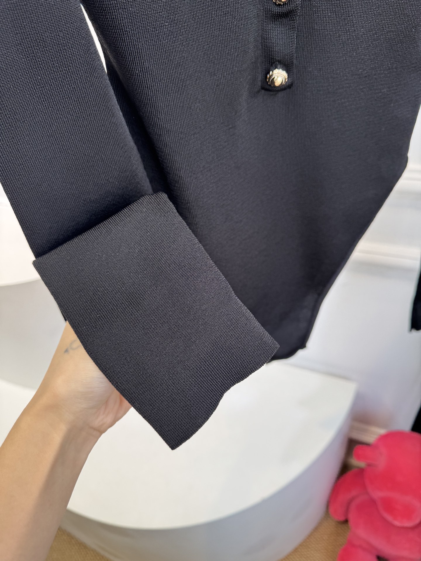 Self-Portrait针织连体衣采用翻领+金属纽扣的经典设计，修身剪裁贴合身形，连体式版型能避免穿搭