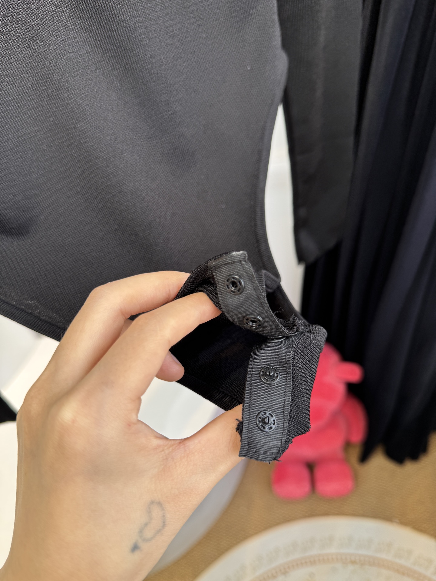 Self-Portrait针织连体衣采用翻领+金属纽扣的经典设计，修身剪裁贴合身形，连体式版型能避免穿搭