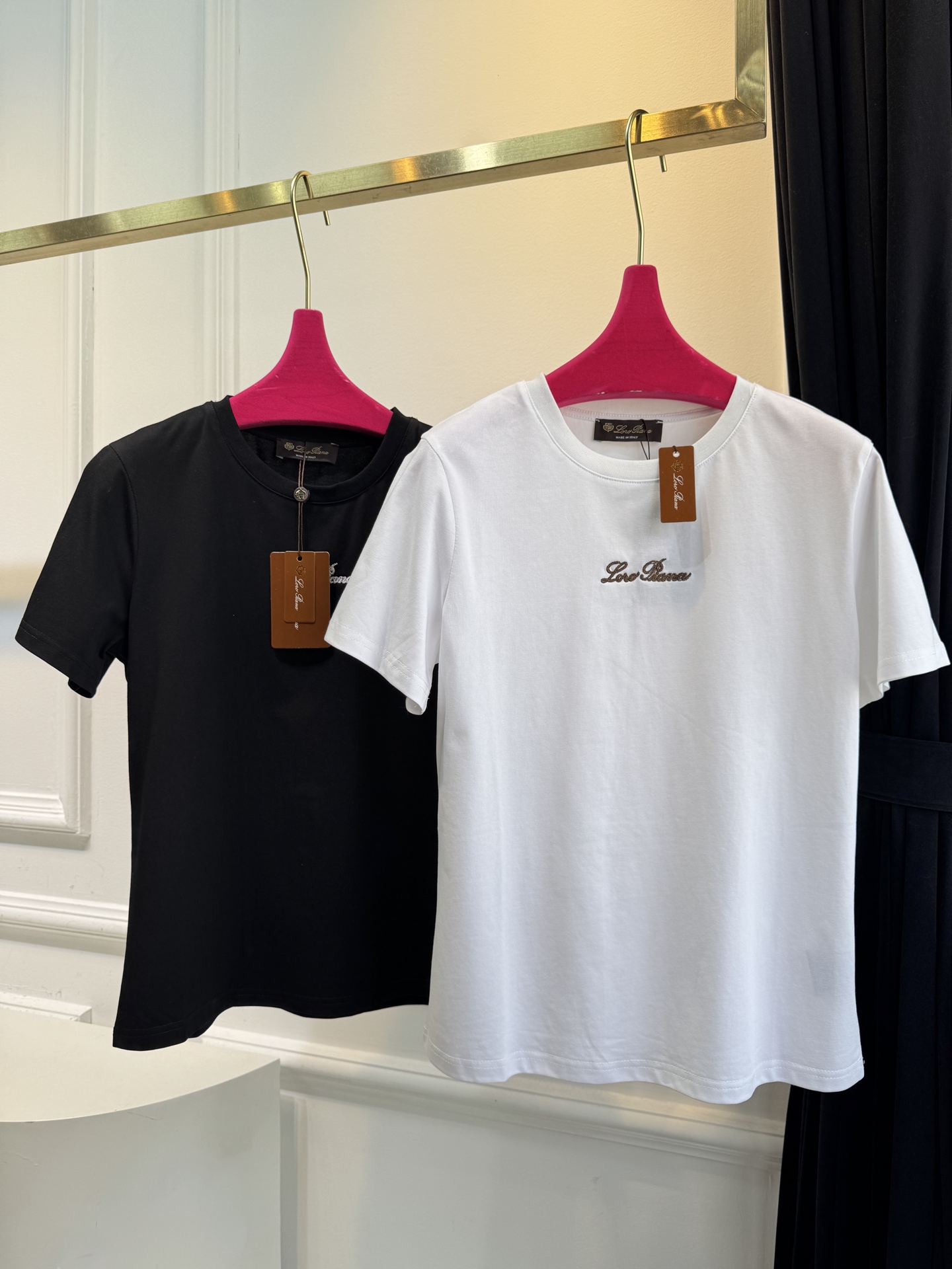 Loro Piana基础款短袖T恤采用基础圆领版型，仅在胸口处饰有低调的品牌刺绣标识，契合品牌“无log