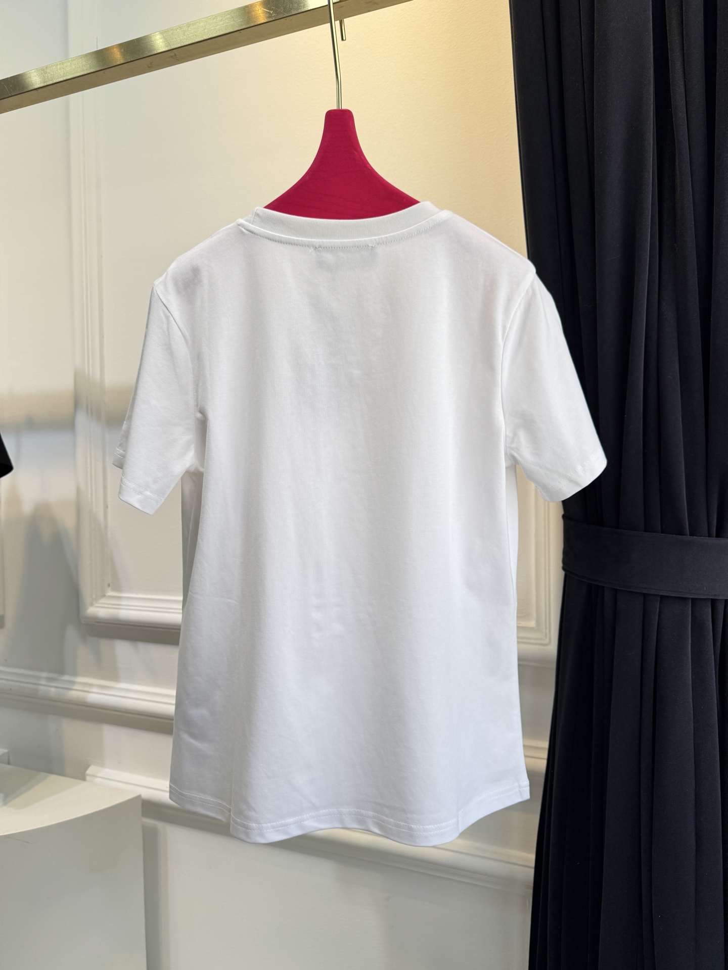 Loro Piana基础款短袖T恤采用基础圆领版型，仅在胸口处饰有低调的品牌刺绣标识，契合品牌“无log