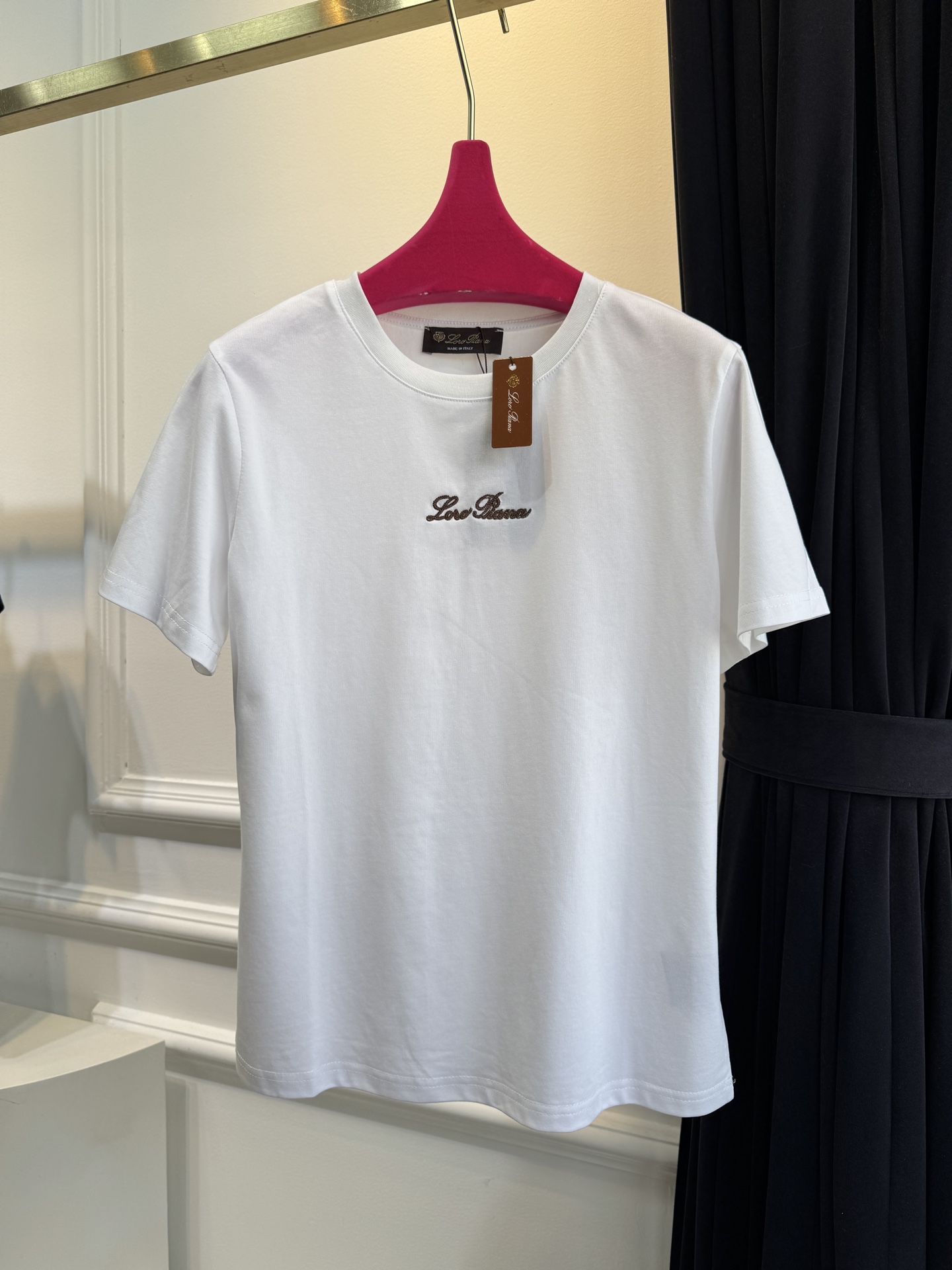 Loro Piana基础款短袖T恤采用基础圆领版型，仅在胸口处饰有低调的品牌刺绣标识，契合品牌“无log