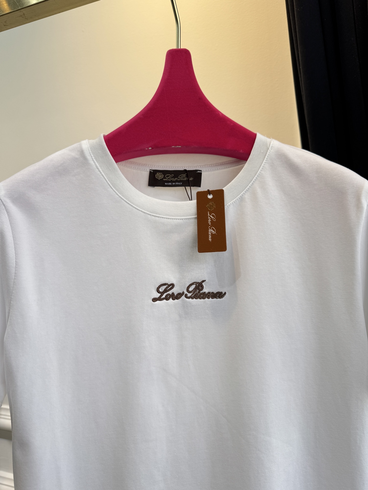 Loro Piana基础款短袖T恤采用基础圆领版型，仅在胸口处饰有低调的品牌刺绣标识，契合品牌“无log