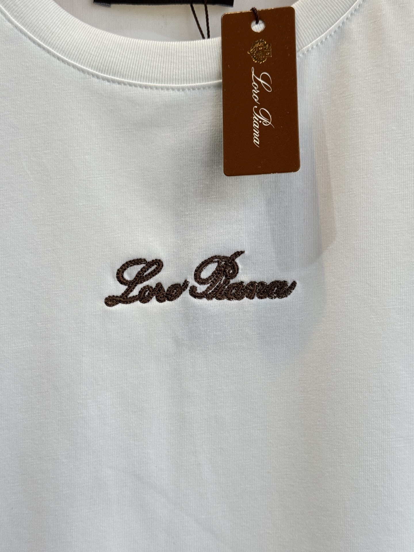 Loro Piana基础款短袖T恤采用基础圆领版型，仅在胸口处饰有低调的品牌刺绣标识，契合品牌“无log