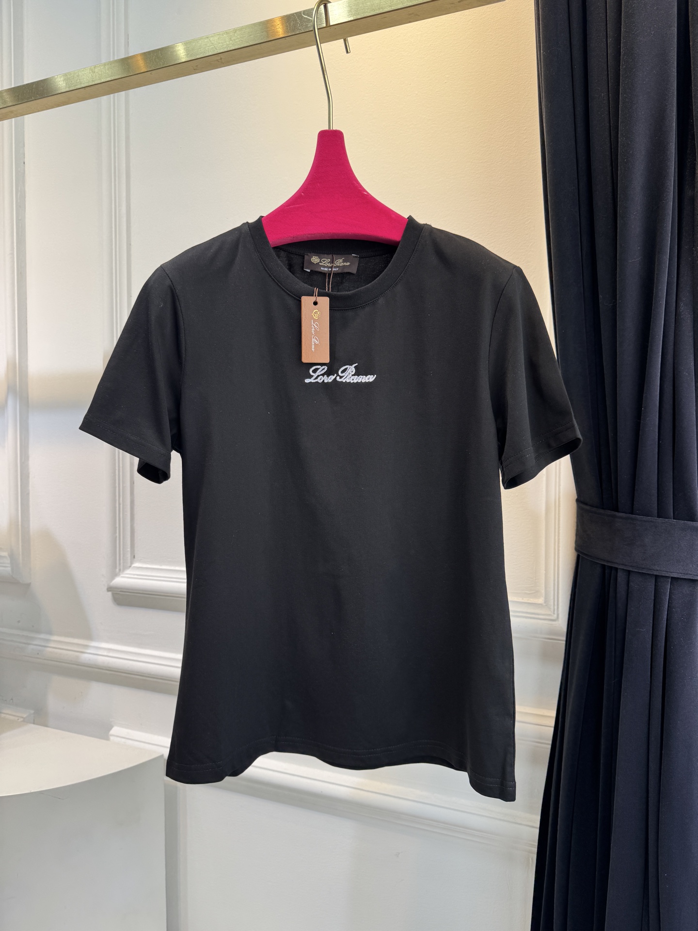 Loro Piana基础款短袖T恤采用基础圆领版型，仅在胸口处饰有低调的品牌刺绣标识，契合品牌“无log