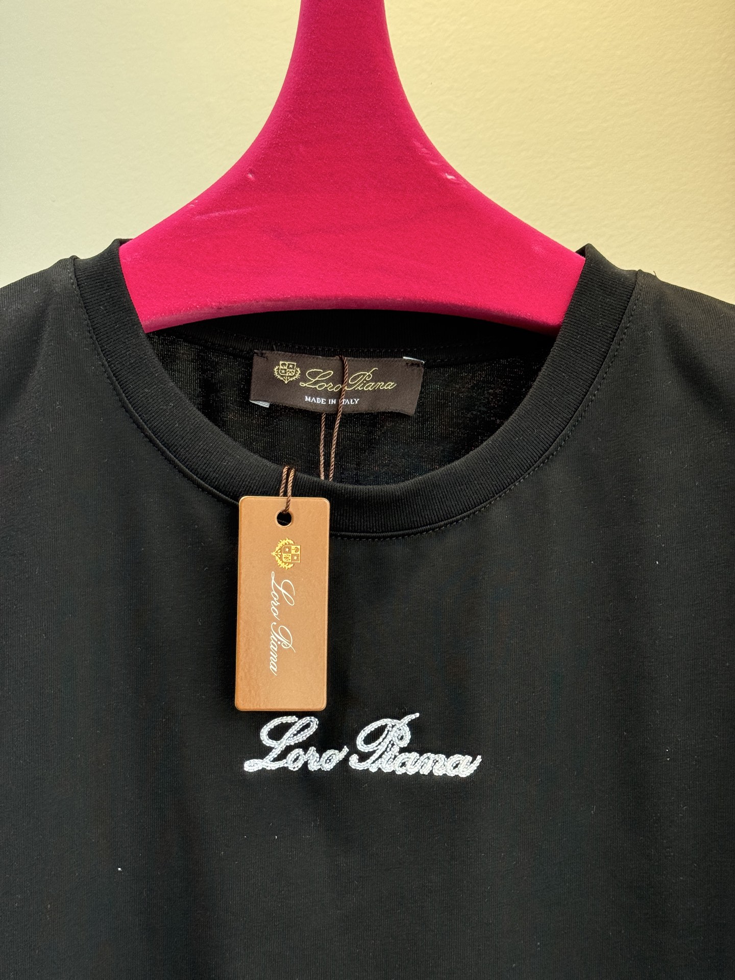 Loro Piana基础款短袖T恤采用基础圆领版型，仅在胸口处饰有低调的品牌刺绣标识，契合品牌“无log