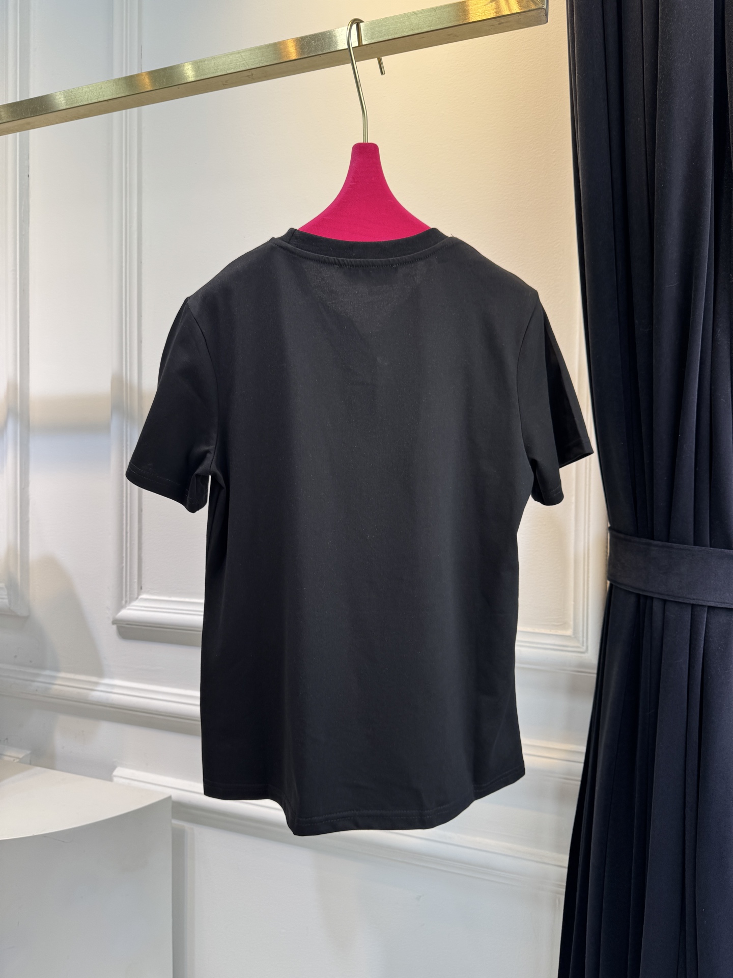 Loro Piana基础款短袖T恤采用基础圆领版型，仅在胸口处饰有低调的品牌刺绣标识，契合品牌“无log