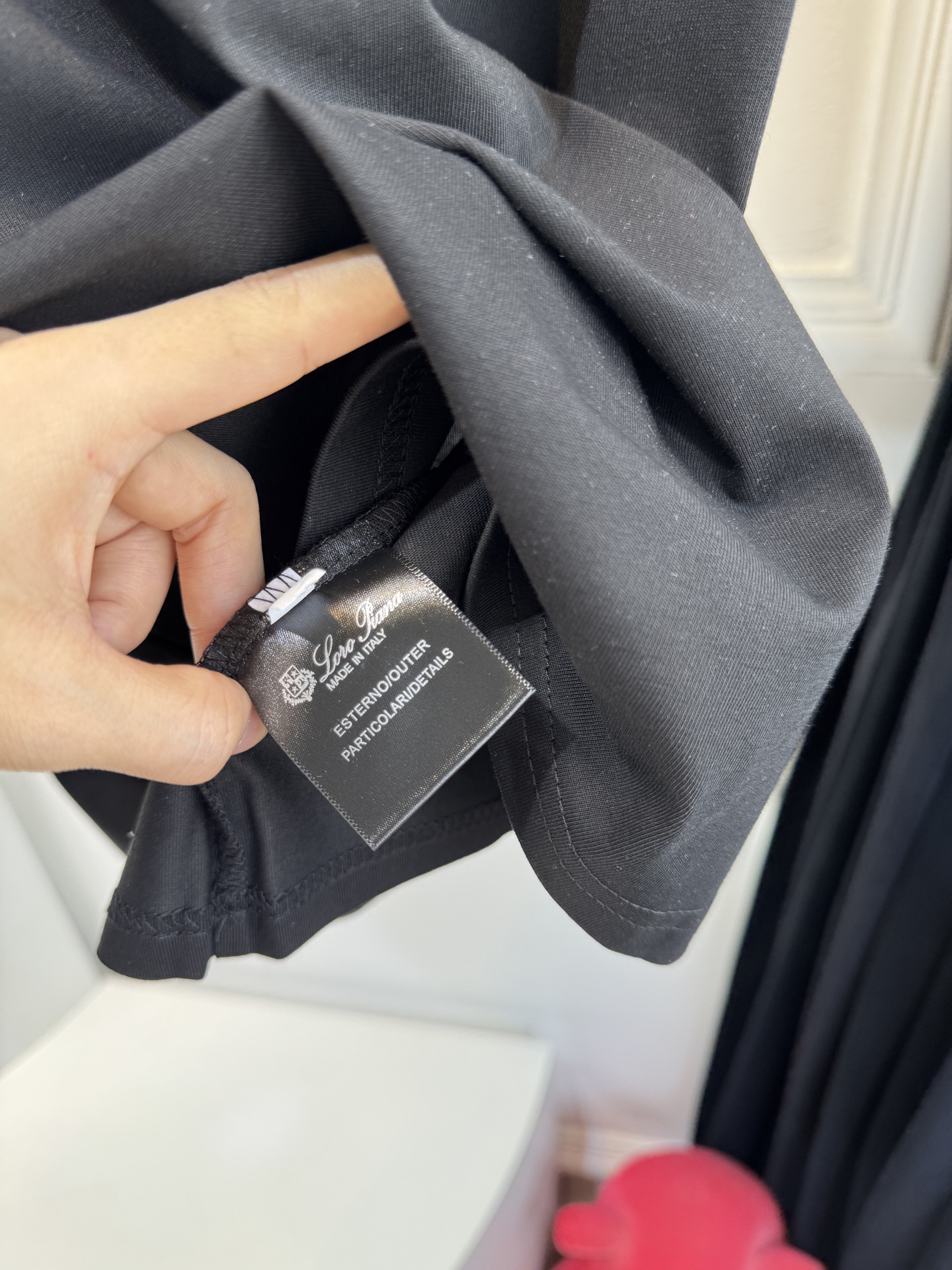 Loro Piana基础款短袖T恤采用基础圆领版型，仅在胸口处饰有低调的品牌刺绣标识，契合品牌“无log