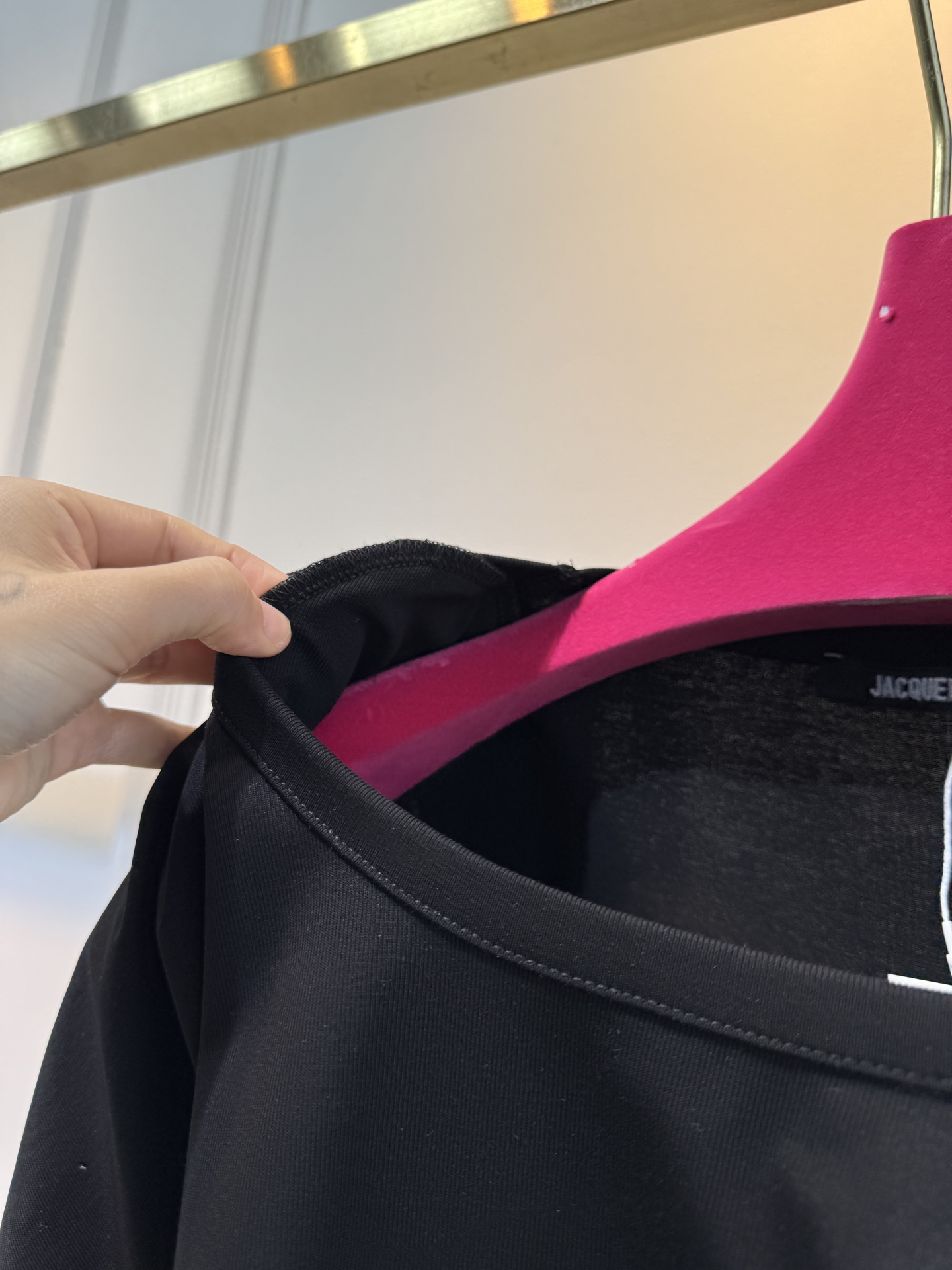 JACQUEMUS垫肩连体衣采用连体式的三角哈衣版型，搭配大U领与短袖设计，修身的剪裁能贴合身形，勾勒出