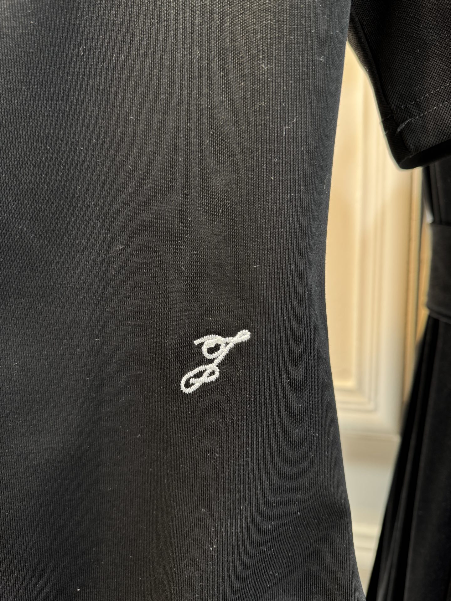 JACQUEMUS垫肩连体衣采用连体式的三角哈衣版型，搭配大U领与短袖设计，修身的剪裁能贴合身形，勾勒出