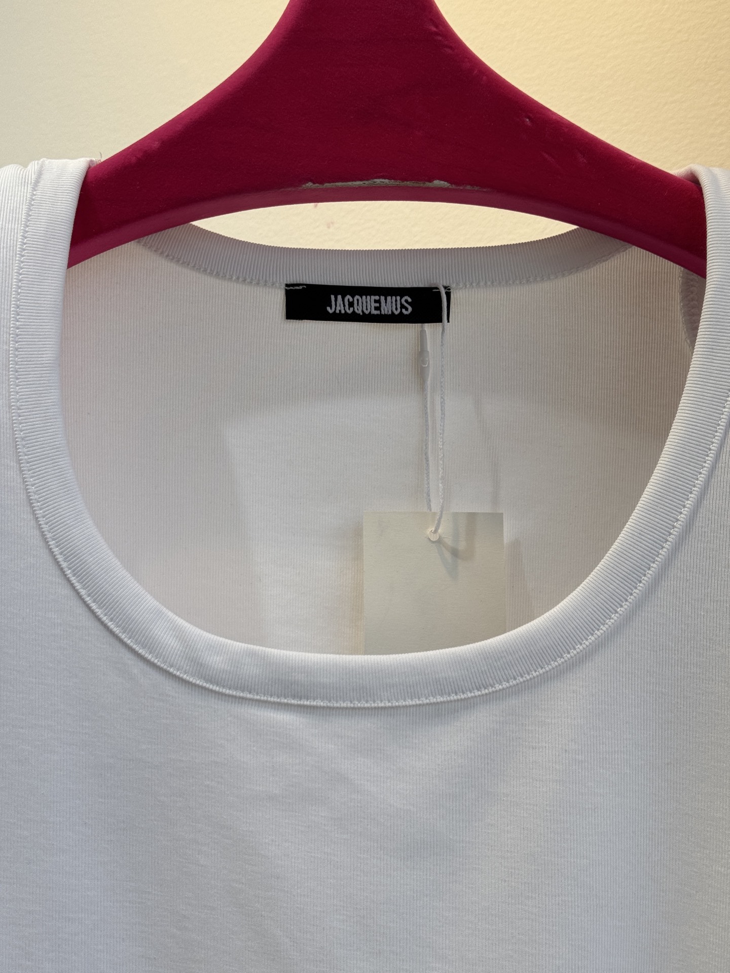 JACQUEMUS垫肩连体衣采用连体式的三角哈衣版型，搭配大U领与短袖设计，修身的剪裁能贴合身形，勾勒出