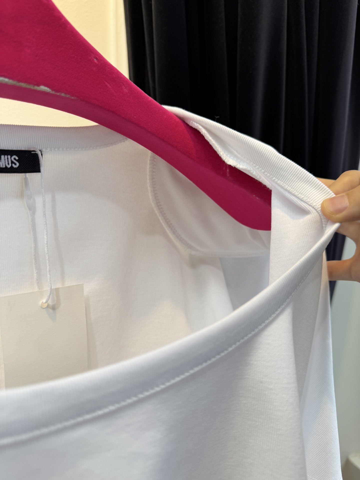 JACQUEMUS垫肩连体衣采用连体式的三角哈衣版型，搭配大U领与短袖设计，修身的剪裁能贴合身形，勾勒出