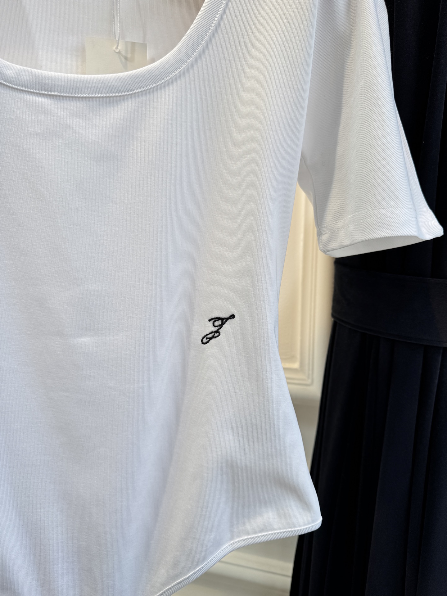 JACQUEMUS垫肩连体衣采用连体式的三角哈衣版型，搭配大U领与短袖设计，修身的剪裁能贴合身形，勾勒出