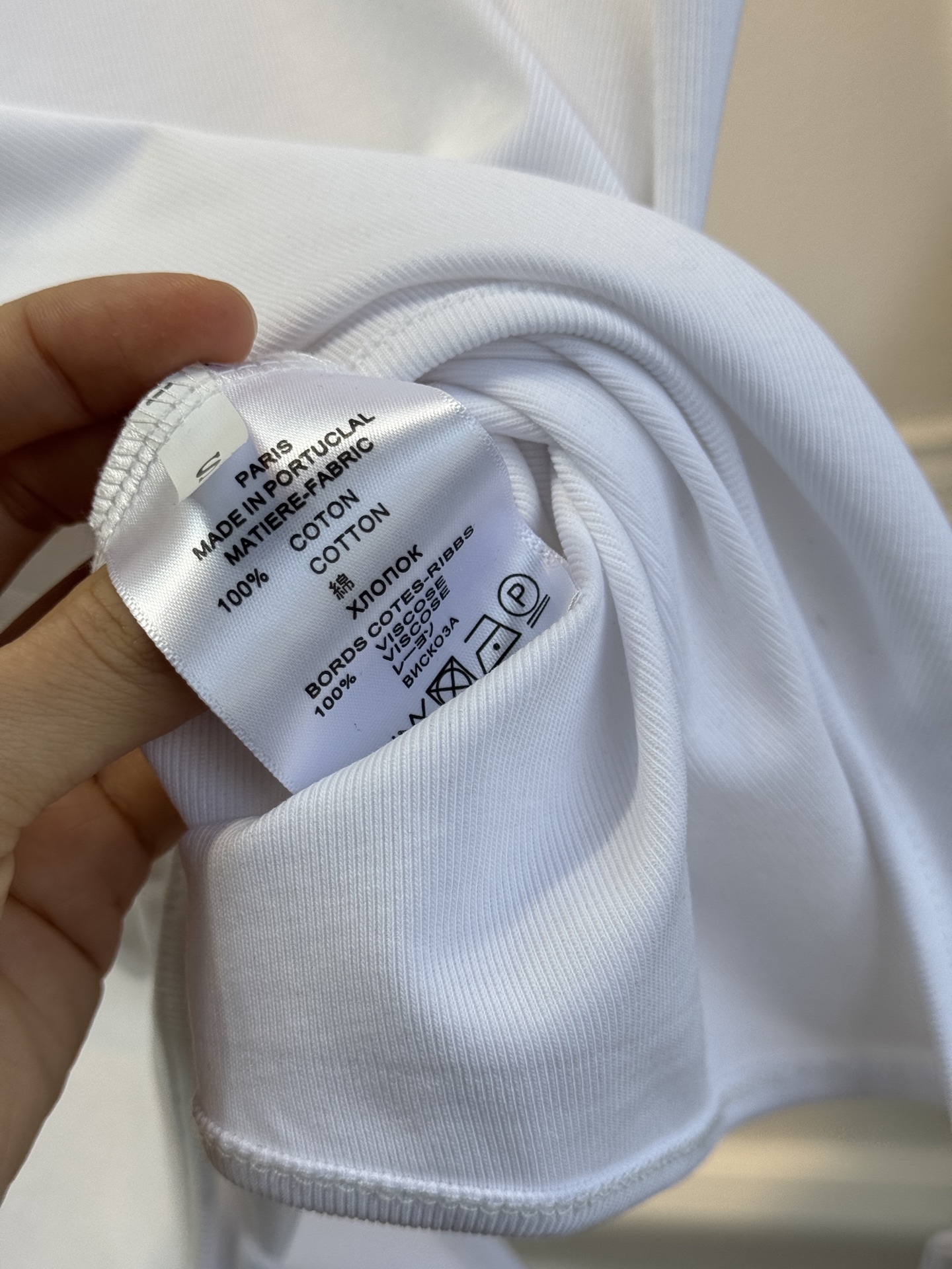 JACQUEMUS垫肩连体衣采用连体式的三角哈衣版型，搭配大U领与短袖设计，修身的剪裁能贴合身形，勾勒出