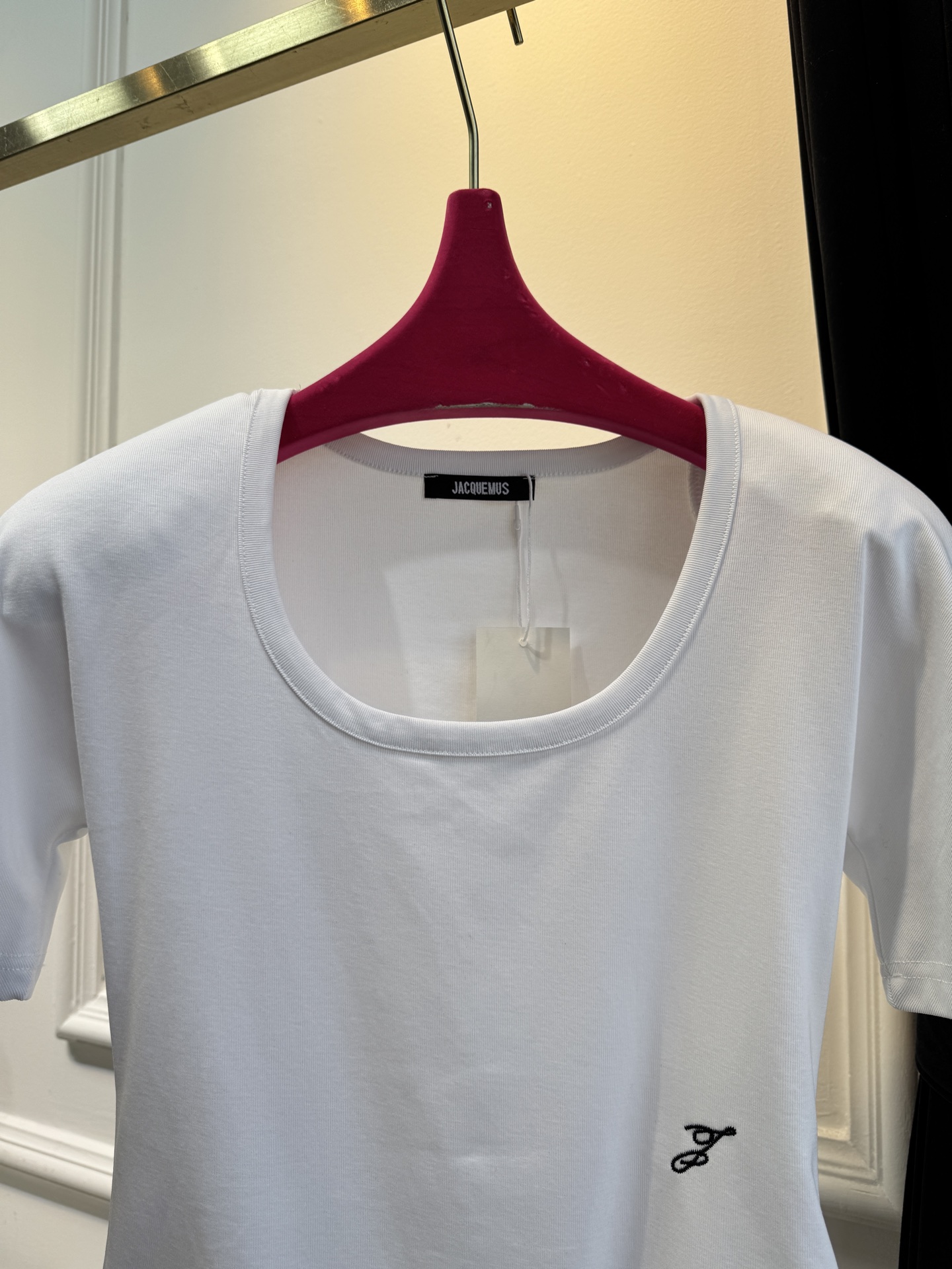 JACQUEMUS垫肩连体衣采用连体式的三角哈衣版型，搭配大U领与短袖设计，修身的剪裁能贴合身形，勾勒出