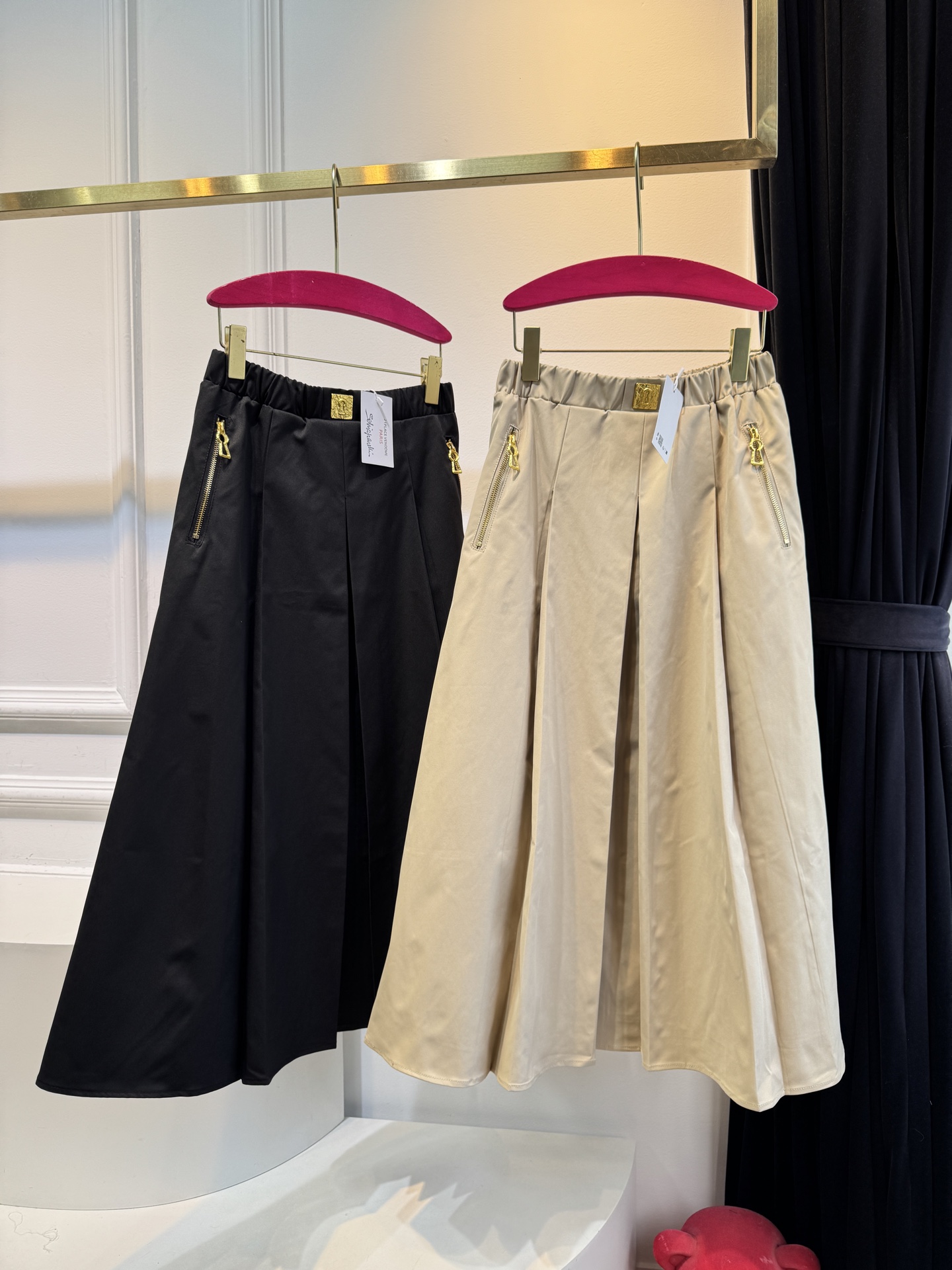 schiaparelli 半身裙采用阔腿的裙裤版型，结合百褶的设计细节，既有裙子的垂坠飘逸感，又具备裤子