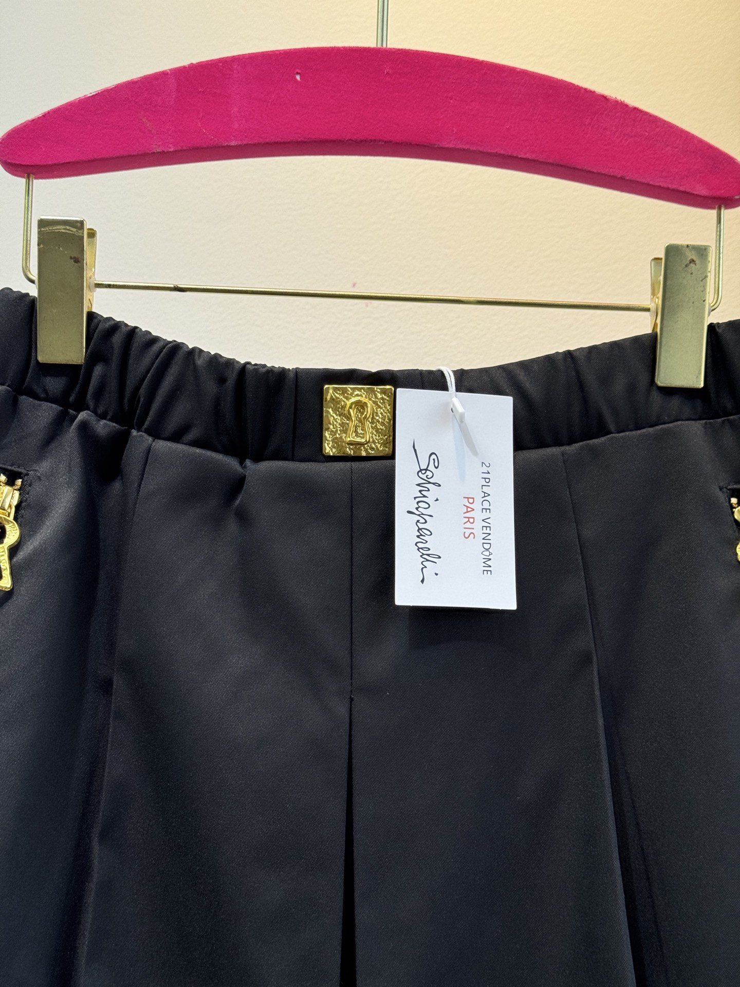 schiaparelli 半身裙采用阔腿的裙裤版型，结合百褶的设计细节，既有裙子的垂坠飘逸感，又具备裤子