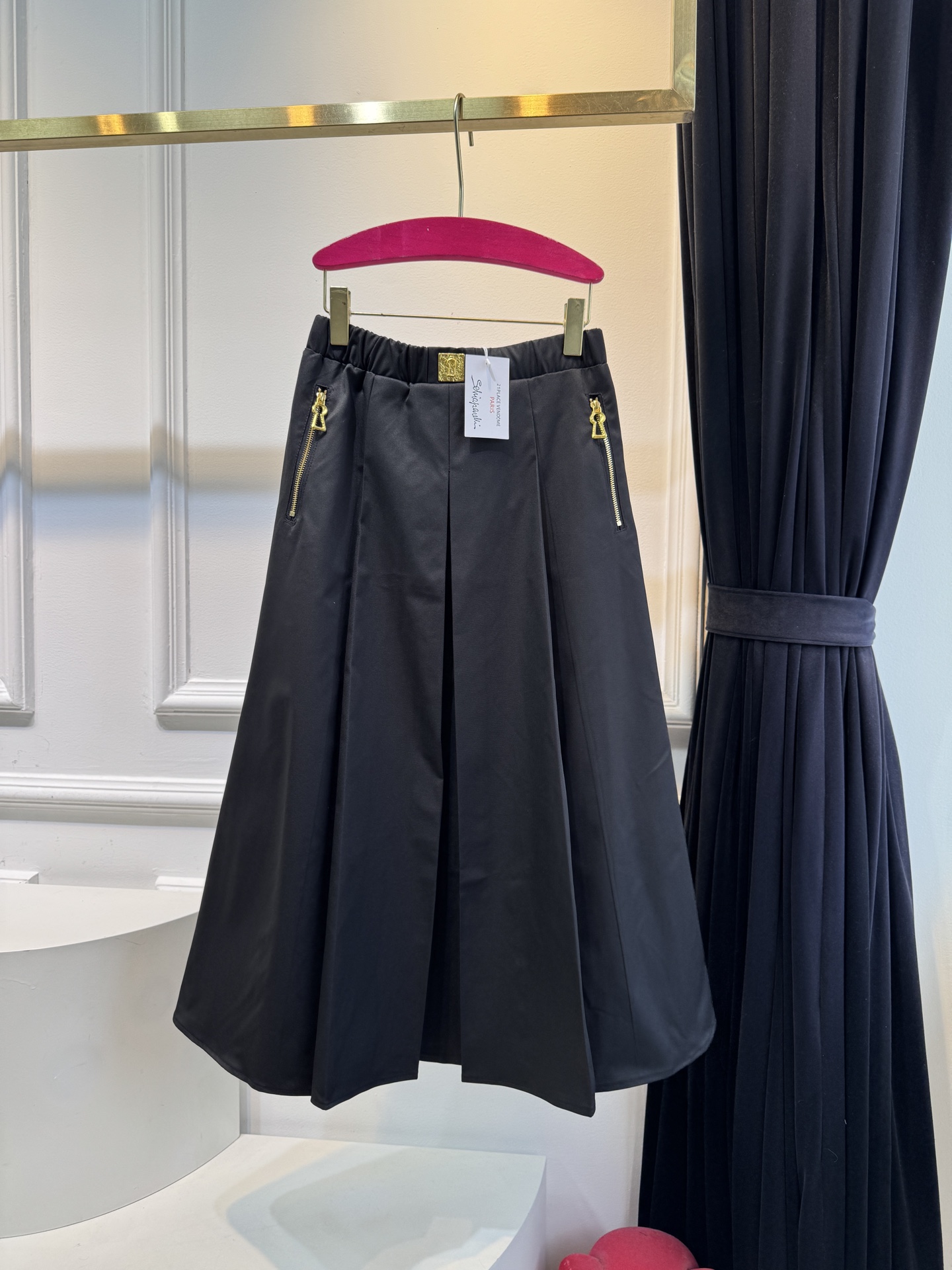 schiaparelli 半身裙采用阔腿的裙裤版型，结合百褶的设计细节，既有裙子的垂坠飘逸感，又具备裤子