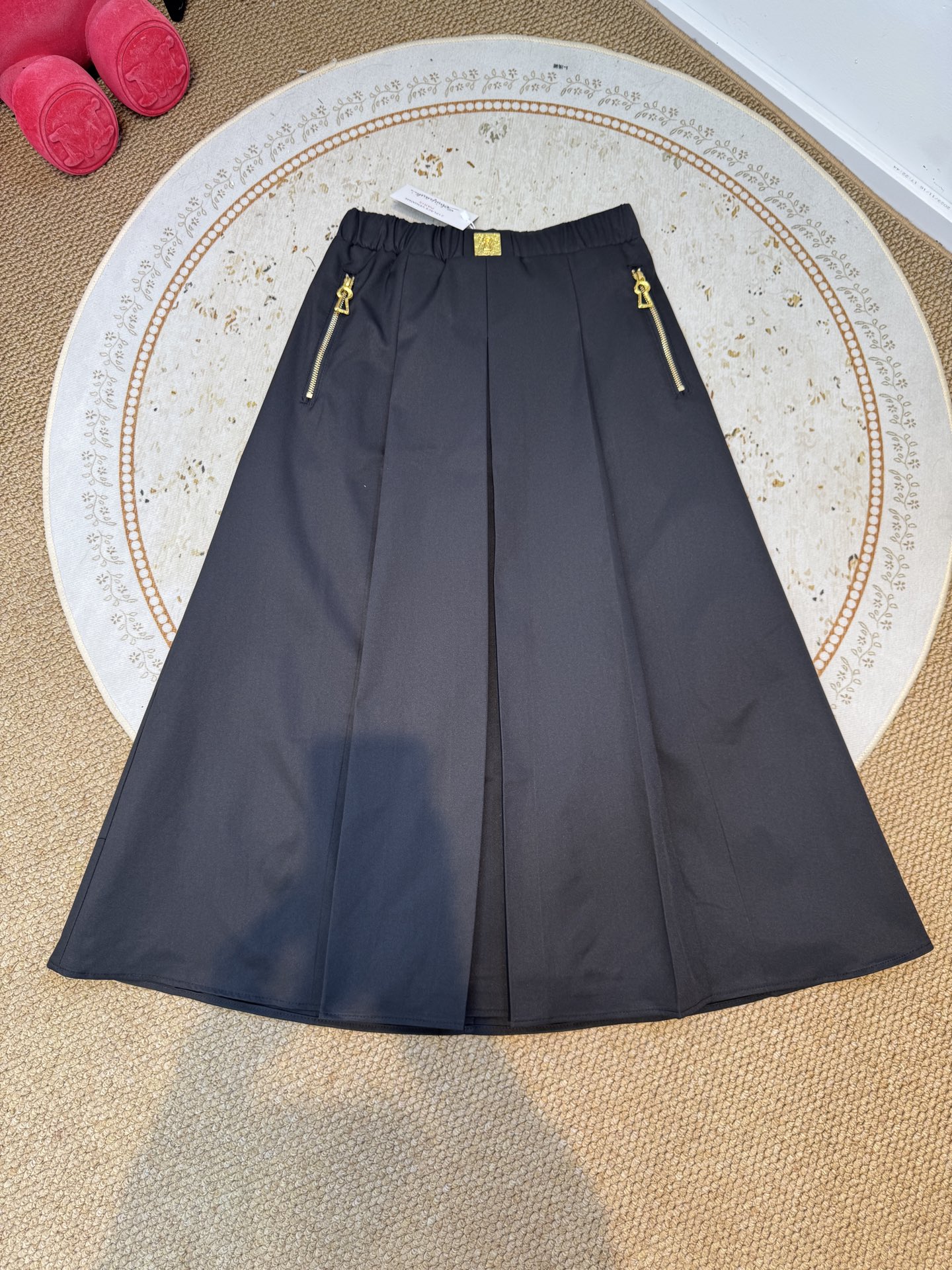 schiaparelli 半身裙采用阔腿的裙裤版型，结合百褶的设计细节，既有裙子的垂坠飘逸感，又具备裤子