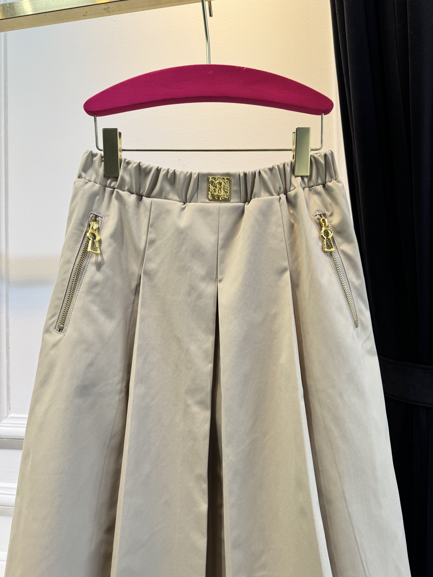 schiaparelli 半身裙采用阔腿的裙裤版型，结合百褶的设计细节，既有裙子的垂坠飘逸感，又具备裤子