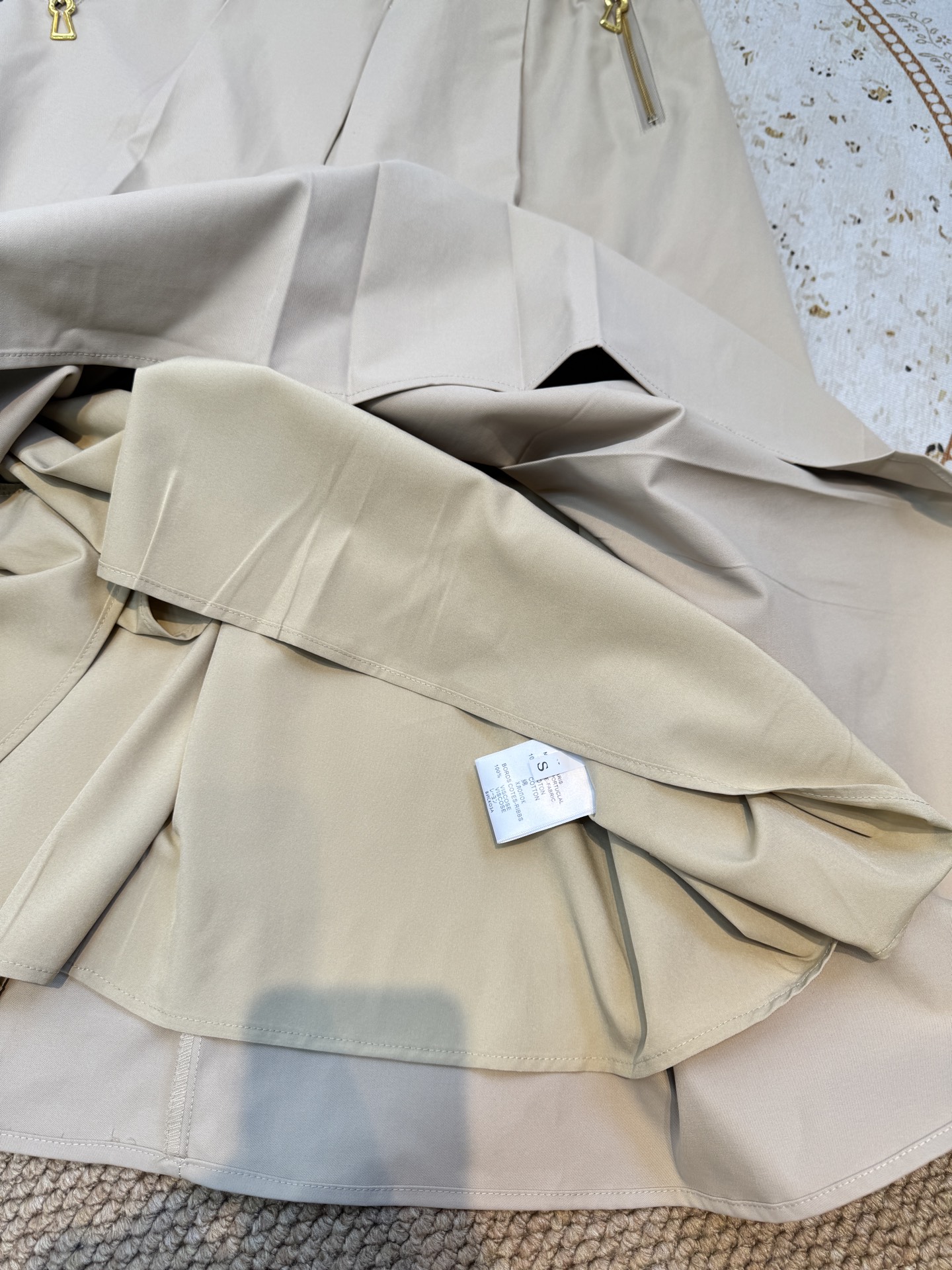 schiaparelli 半身裙采用阔腿的裙裤版型，结合百褶的设计细节，既有裙子的垂坠飘逸感，又具备裤子