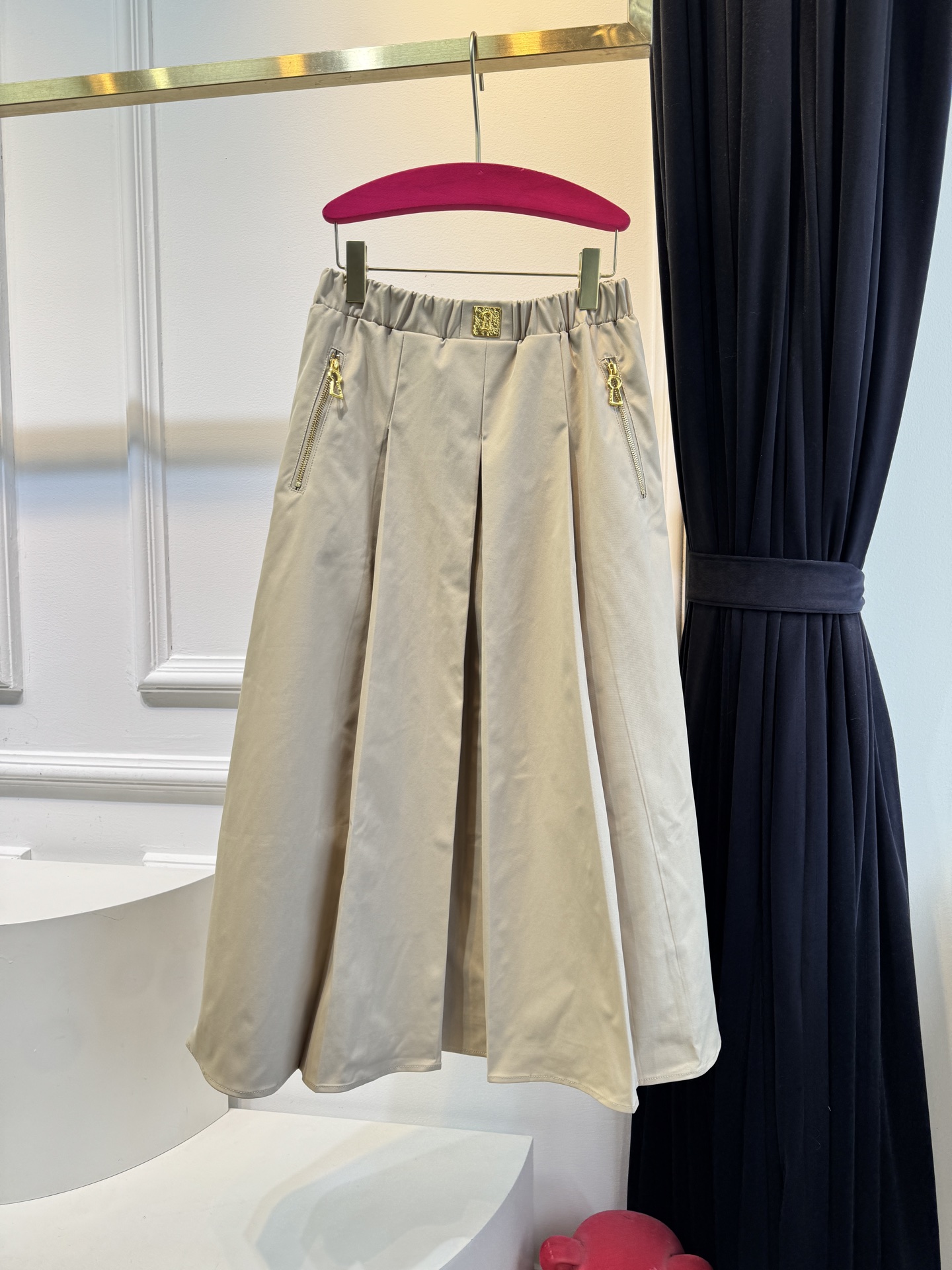 schiaparelli 半身裙采用阔腿的裙裤版型，结合百褶的设计细节，既有裙子的垂坠飘逸感，又具备裤子