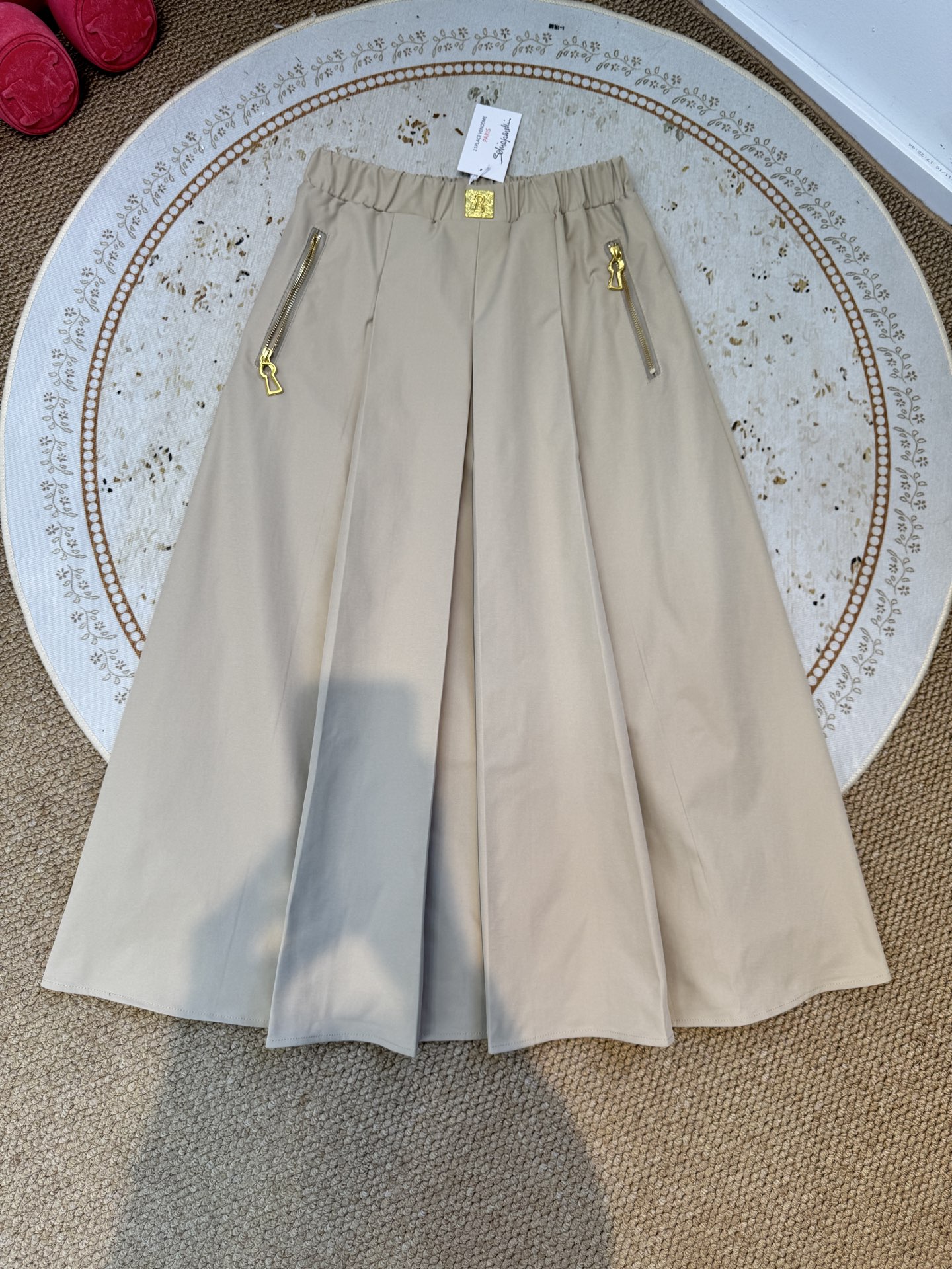 schiaparelli 半身裙采用阔腿的裙裤版型，结合百褶的设计细节，既有裙子的垂坠飘逸感，又具备裤子