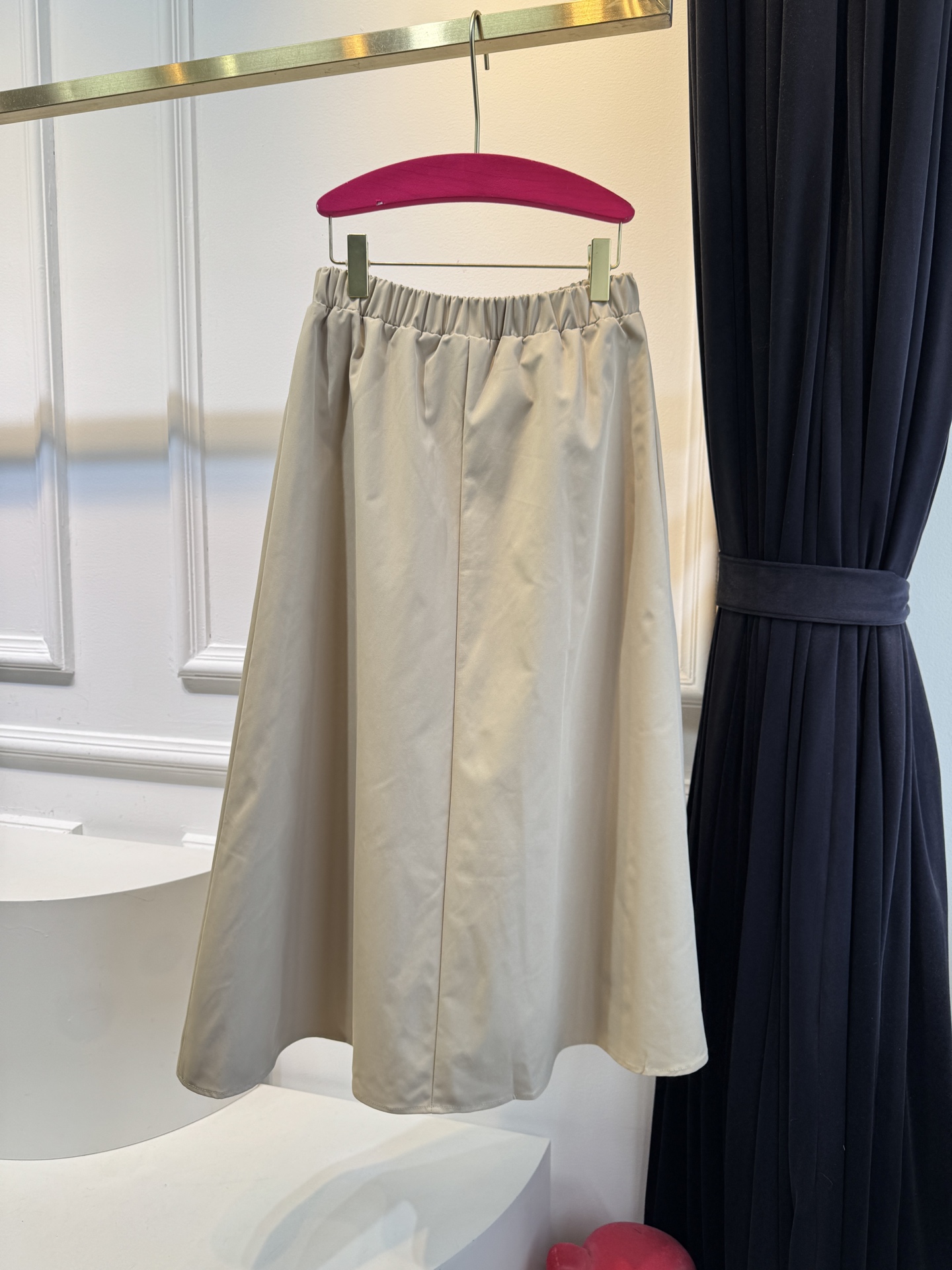 schiaparelli 半身裙采用阔腿的裙裤版型，结合百褶的设计细节，既有裙子的垂坠飘逸感，又具备裤子