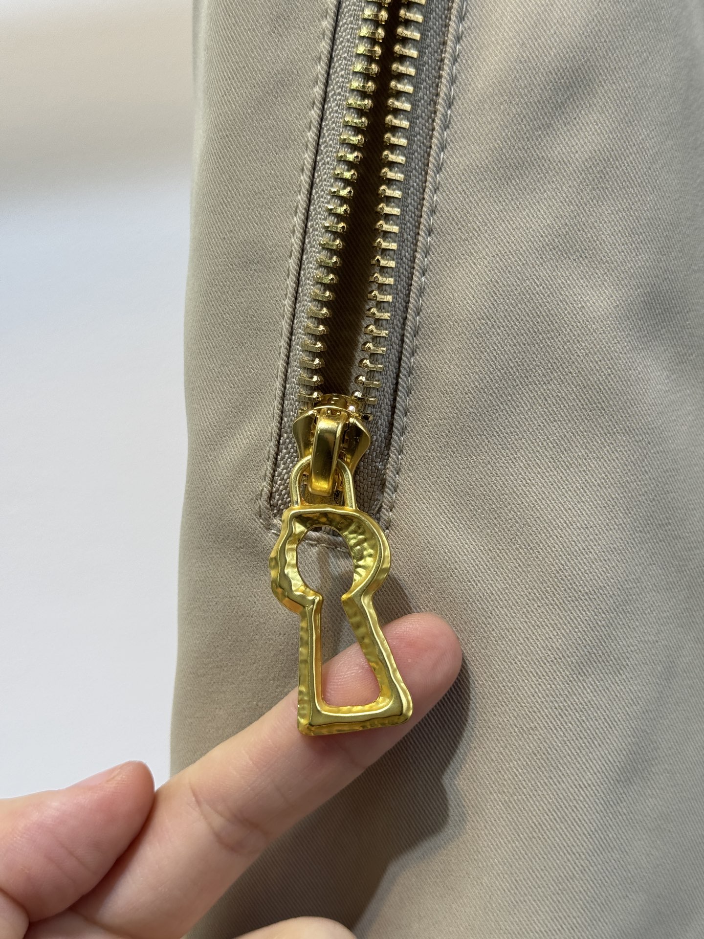 schiaparelli 半身裙采用阔腿的裙裤版型，结合百褶的设计细节，既有裙子的垂坠飘逸感，又具备裤子