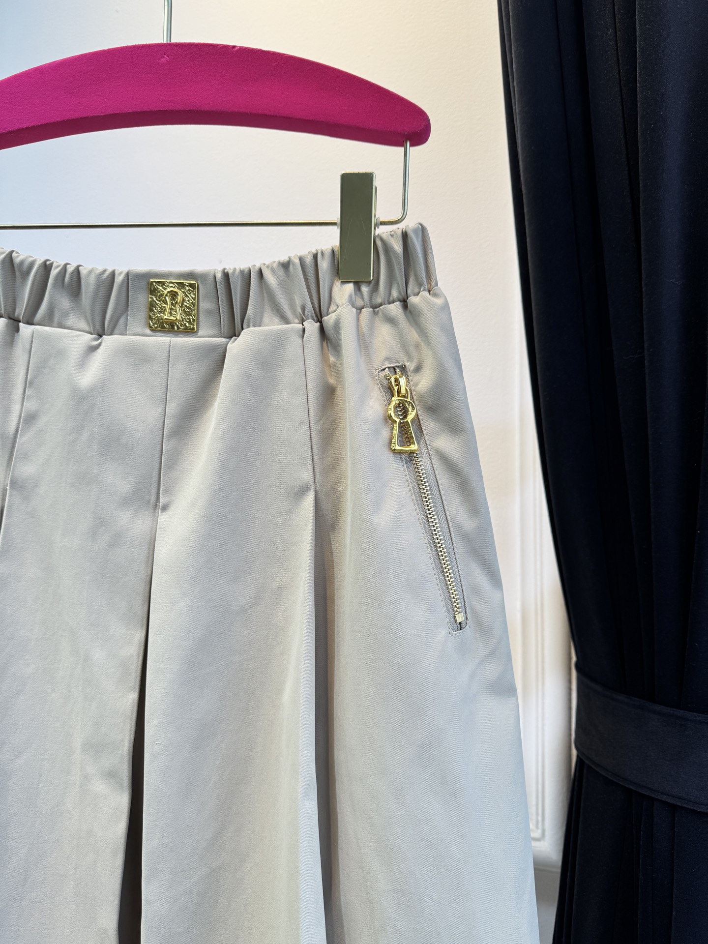 schiaparelli 半身裙采用阔腿的裙裤版型，结合百褶的设计细节，既有裙子的垂坠飘逸感，又具备裤子