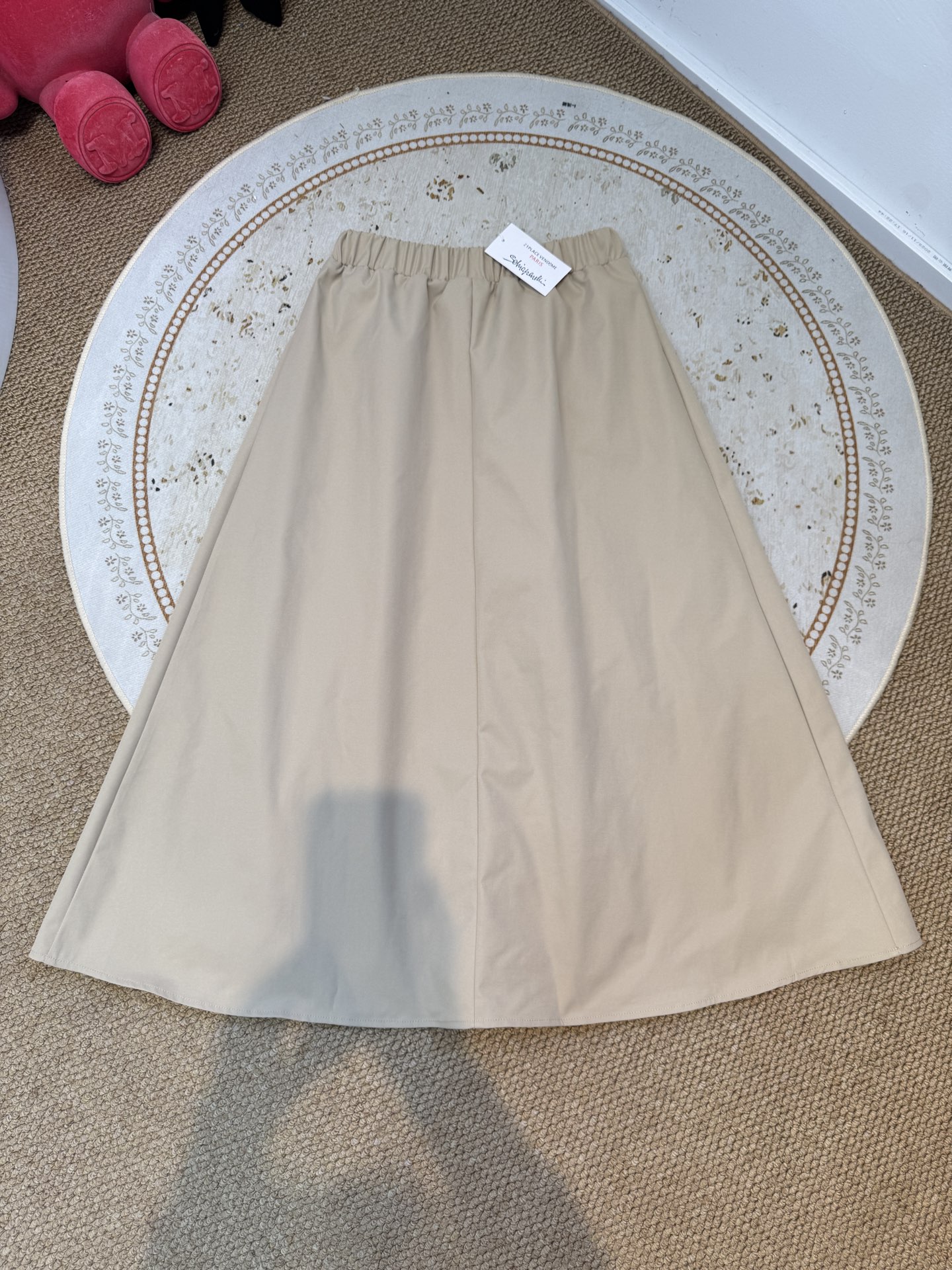 schiaparelli 半身裙采用阔腿的裙裤版型，结合百褶的设计细节，既有裙子的垂坠飘逸感，又具备裤子