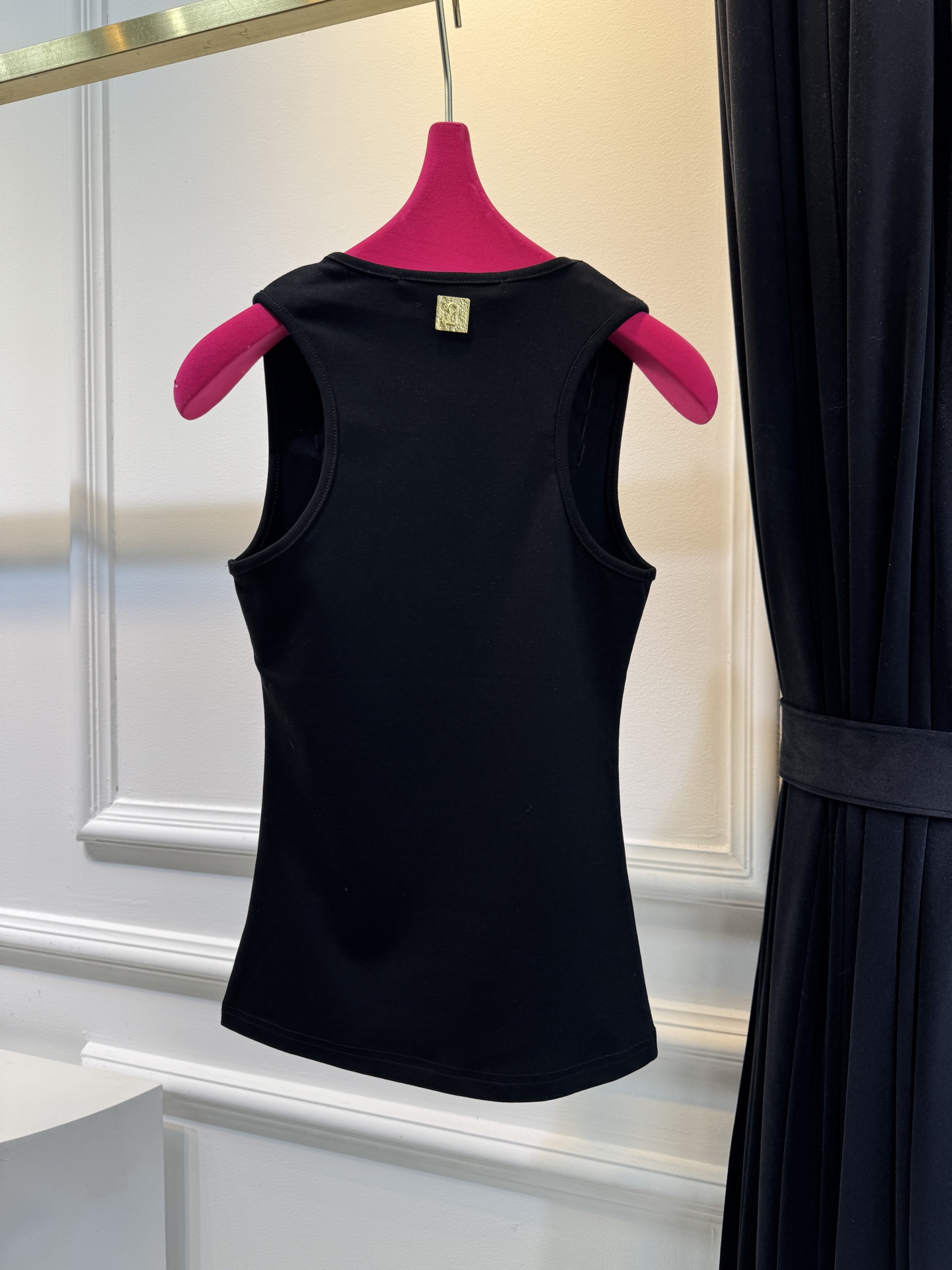 schiaparelli 麦穗金属背心1领口两侧有金色麦穗状钉珠装饰，胸口处搭配太阳花造型的金色金属装饰