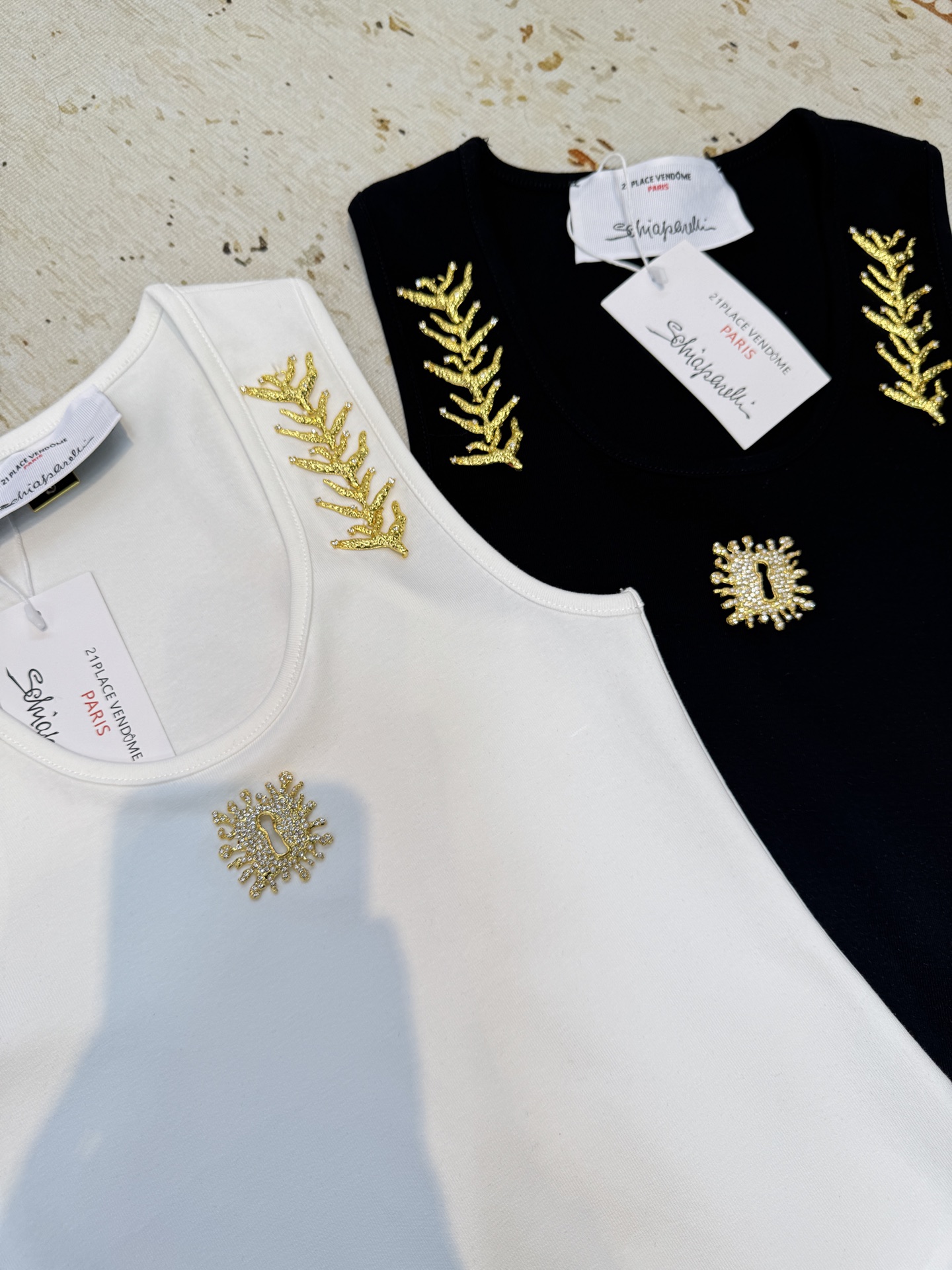 schiaparelli 麦穗金属背心1领口两侧有金色麦穗状钉珠装饰，胸口处搭配太阳花造型的金色金属装饰