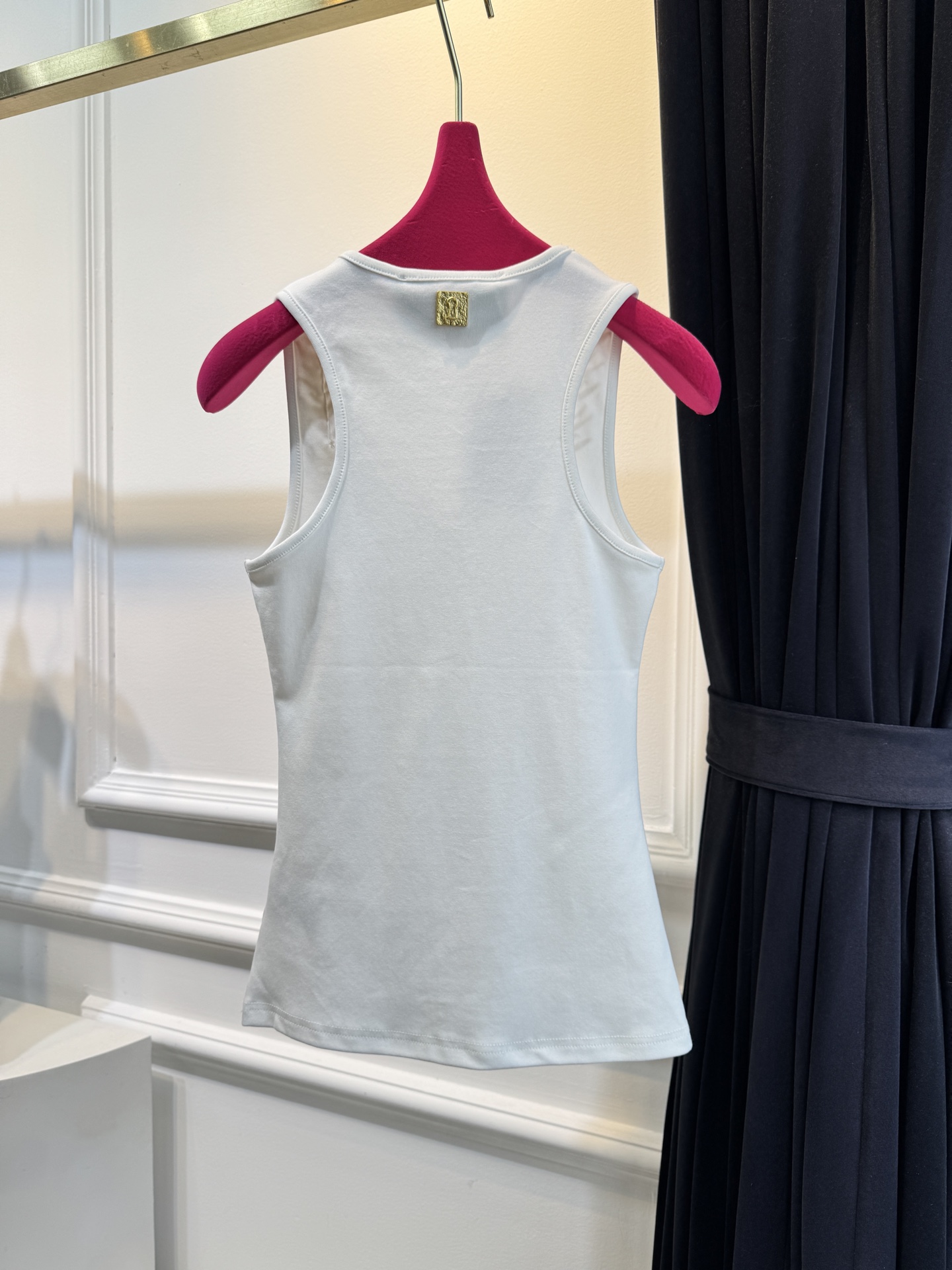 schiaparelli 麦穗金属背心1领口两侧有金色麦穗状钉珠装饰，胸口处搭配太阳花造型的金色金属装饰