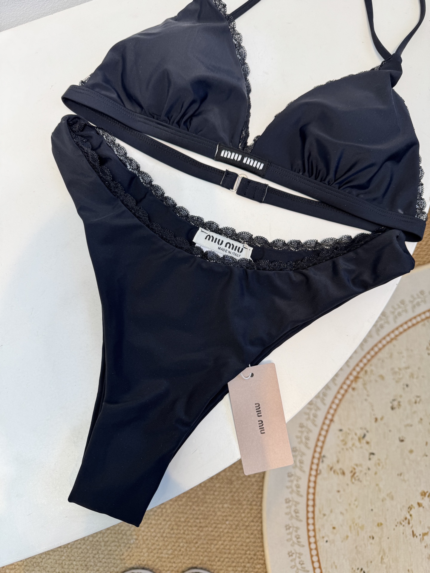 Miu 蕾丝边比基尼泳衣/内衣三角杯挂脖式上装+高切半包臀下装，上装后片配有排扣设计可调节围度，下装侧边