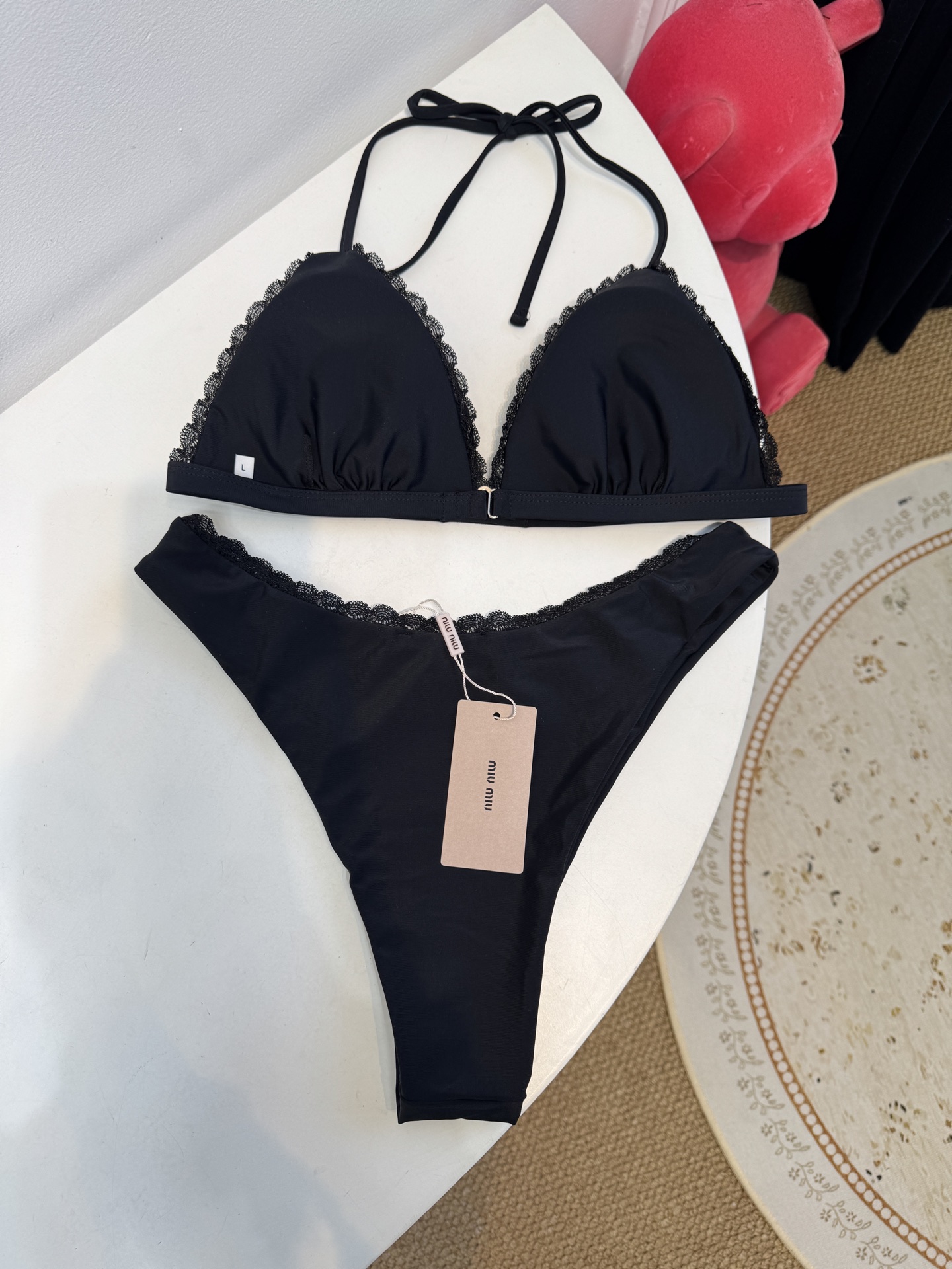 Miu 蕾丝边比基尼泳衣/内衣三角杯挂脖式上装+高切半包臀下装，上装后片配有排扣设计可调节围度，下装侧边