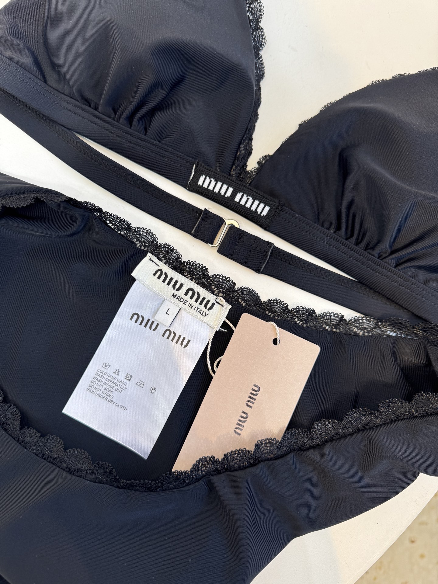 Miu 蕾丝边比基尼泳衣/内衣三角杯挂脖式上装+高切半包臀下装，上装后片配有排扣设计可调节围度，下装侧边