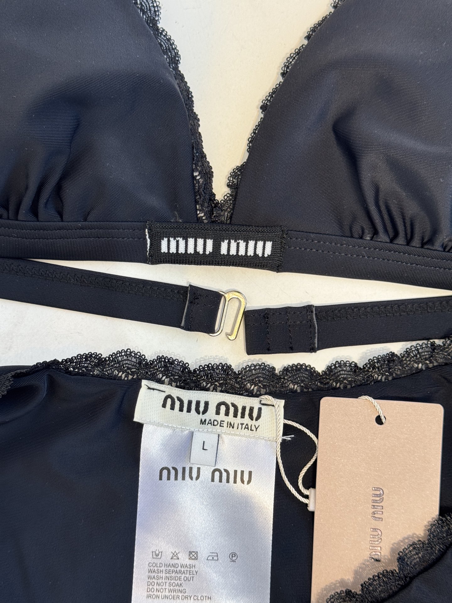 Miu 蕾丝边比基尼泳衣/内衣三角杯挂脖式上装+高切半包臀下装，上装后片配有排扣设计可调节围度，下装侧边
