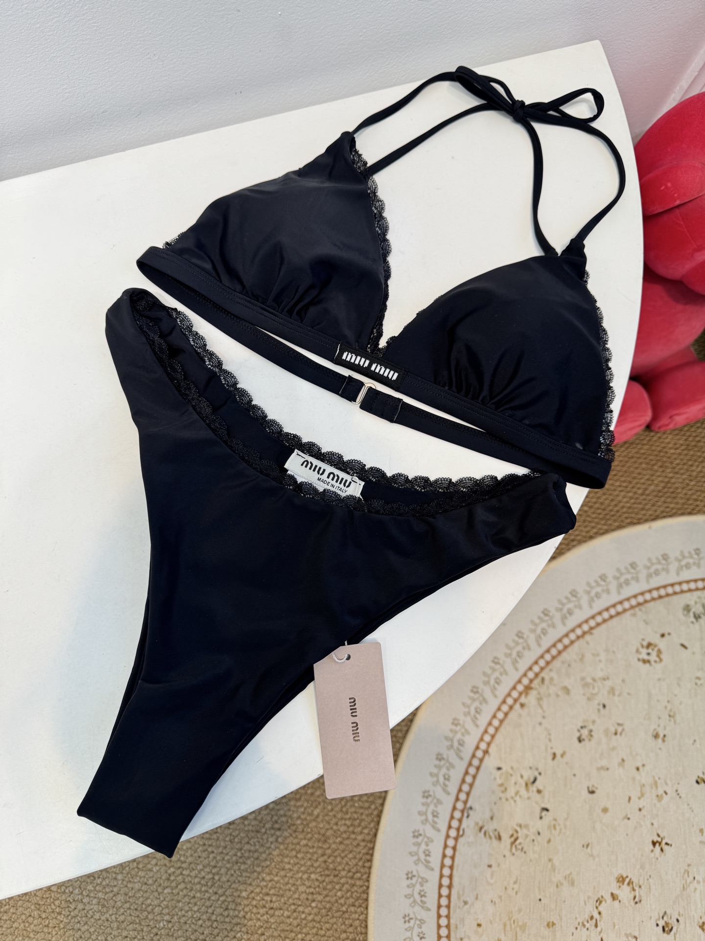 Miu 蕾丝边比基尼泳衣/内衣三角杯挂脖式上装+高切半包臀下装，上装后片配有排扣设计可调节围度，下装侧边