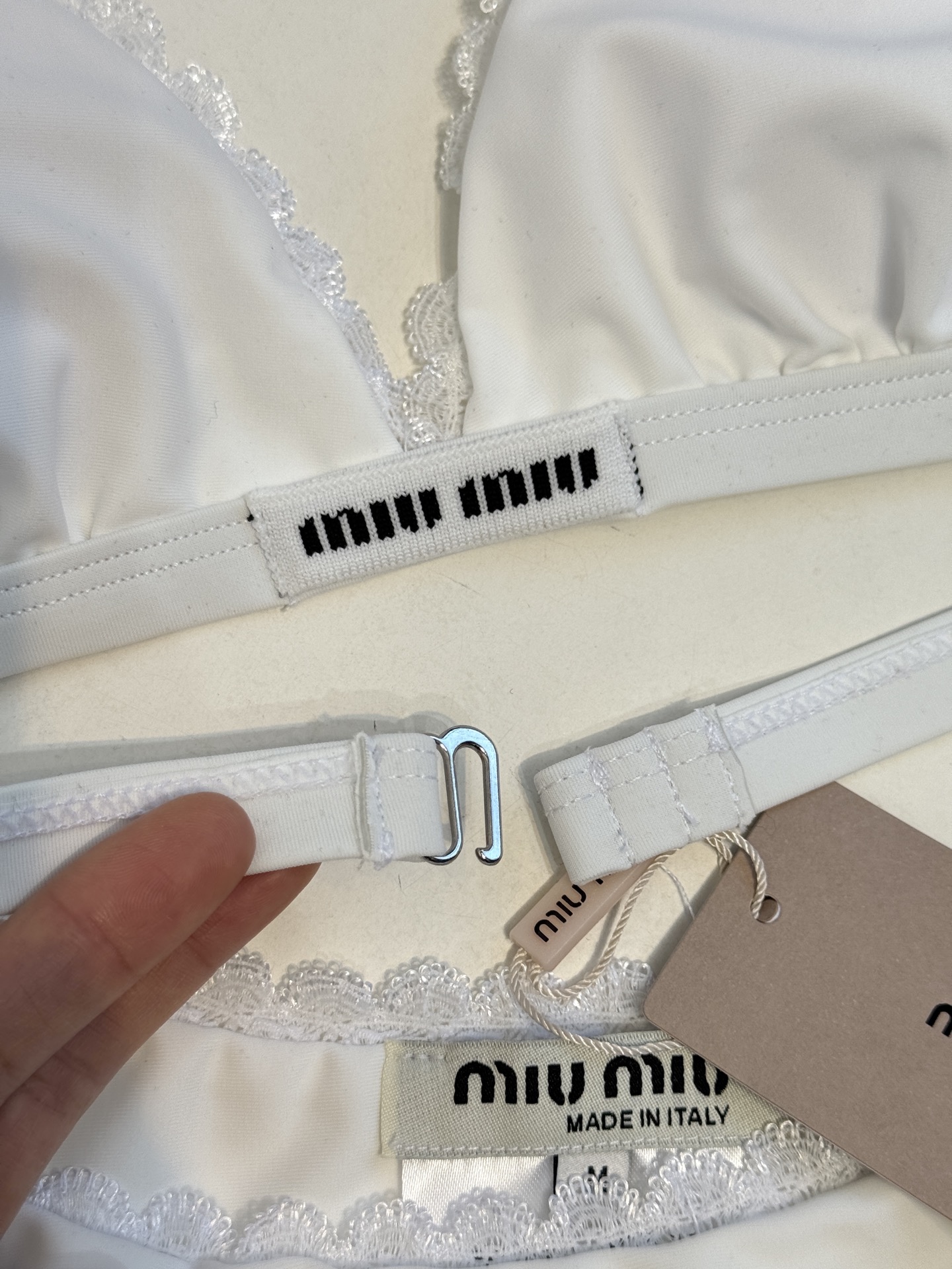 Miu 蕾丝边比基尼泳衣/内衣三角杯挂脖式上装+高切半包臀下装，上装后片配有排扣设计可调节围度，下装侧边